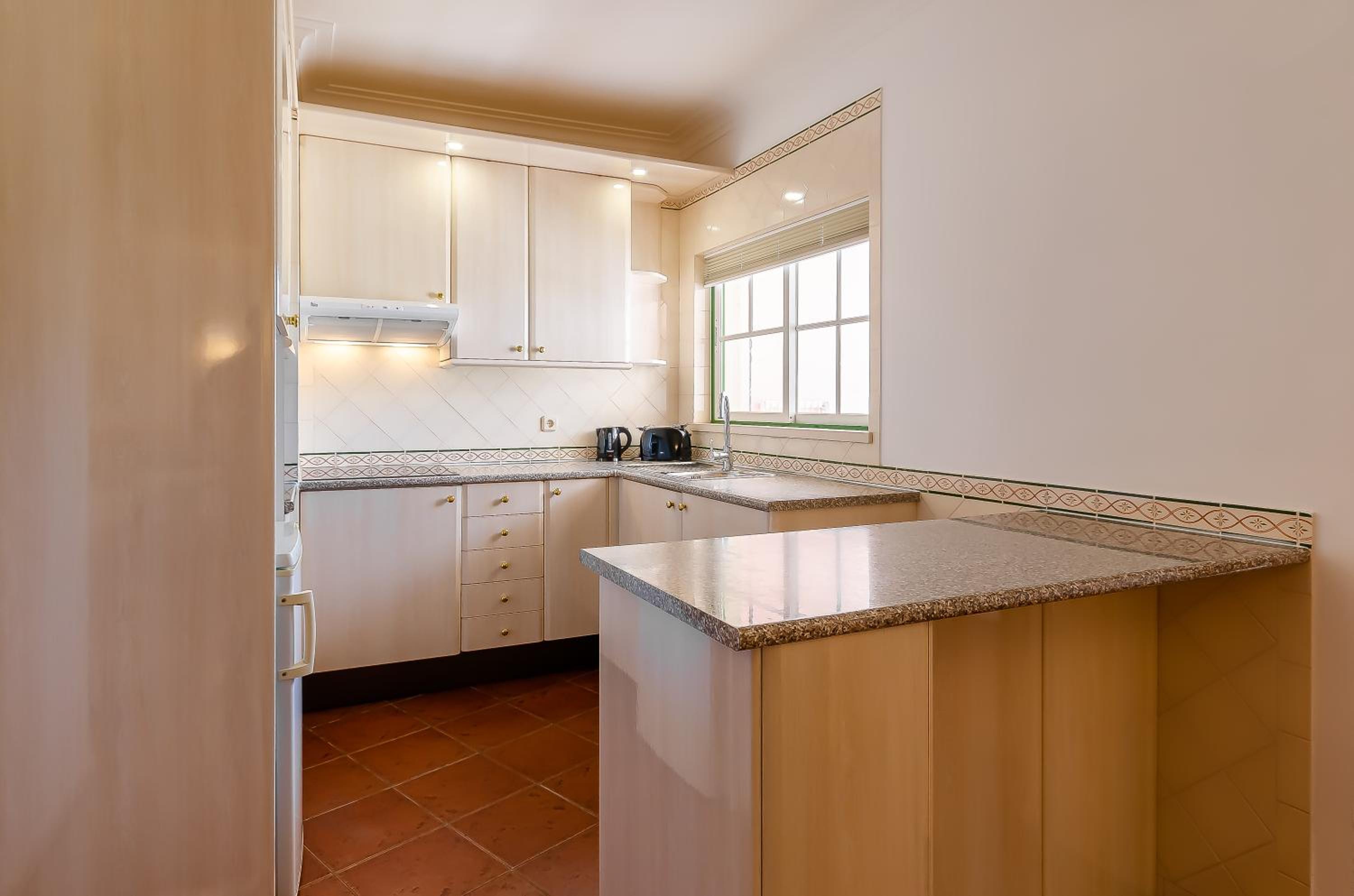Studio Apartment with Balcony - Photo 12