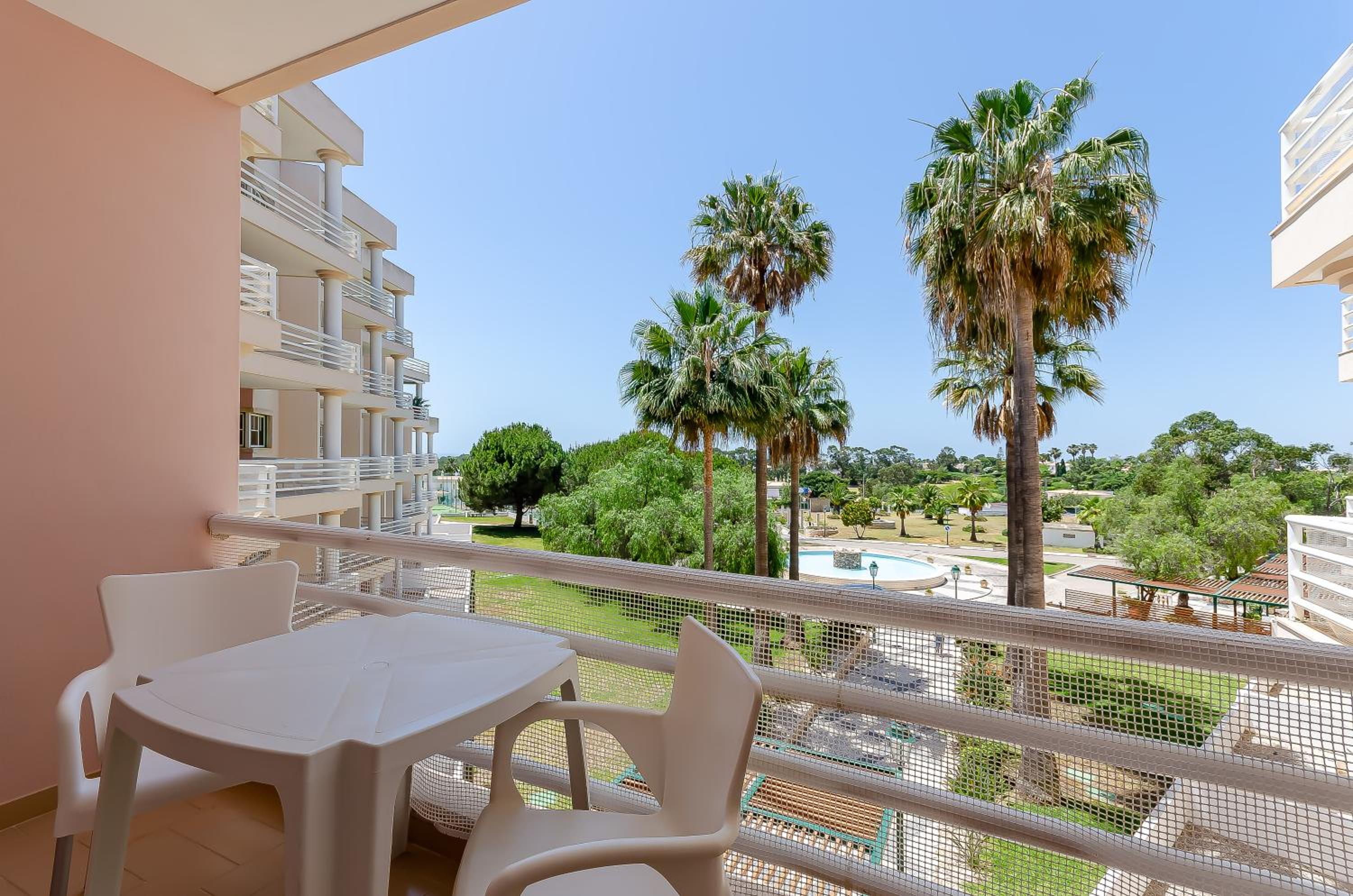 Studio Apartment with Balcony - Photo 11