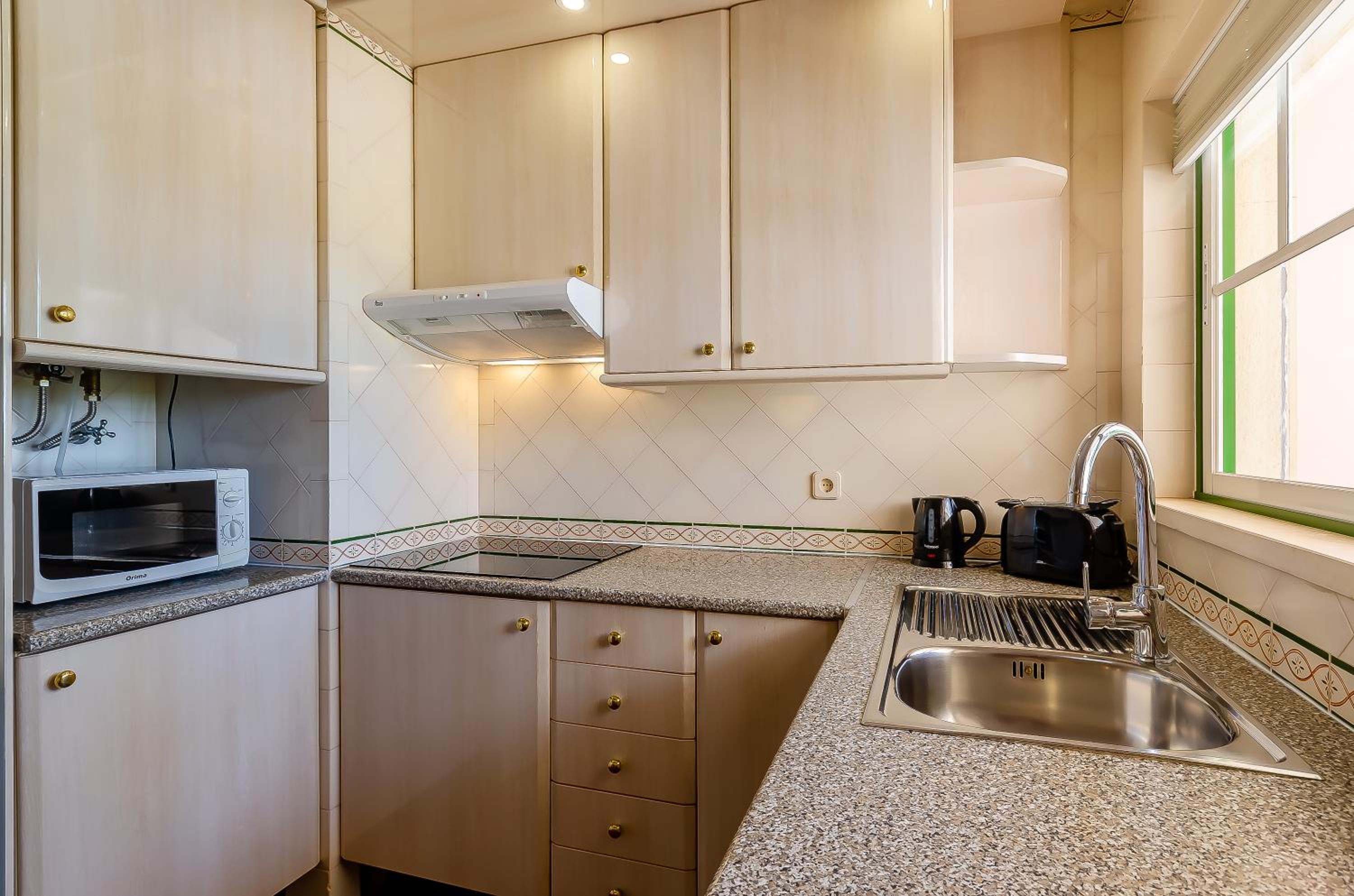 Studio Apartment with Balcony - Photo 10