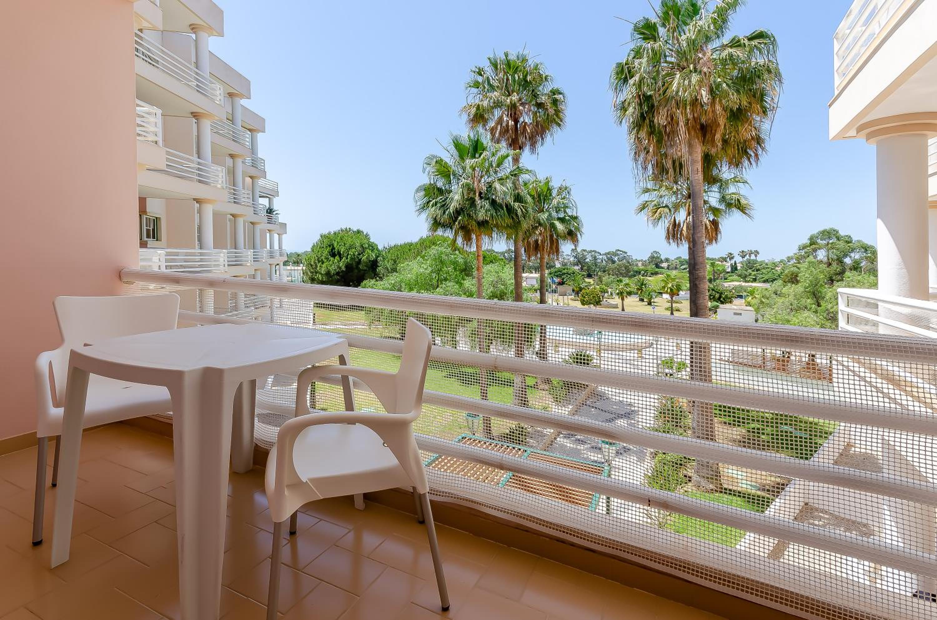 Studio Apartment with Balcony - Photo 6