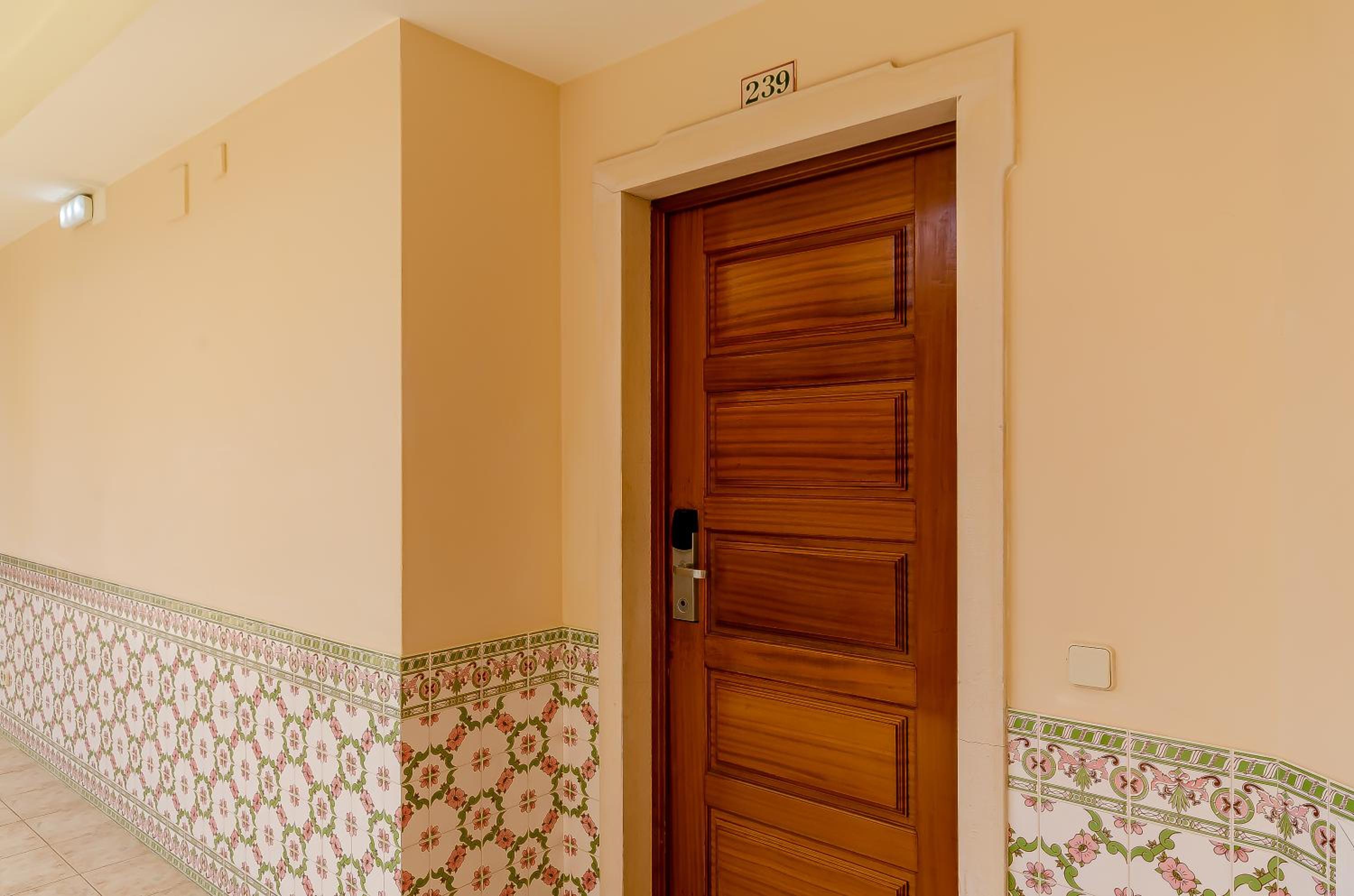 Studio Apartment with Balcony - Photo 9
