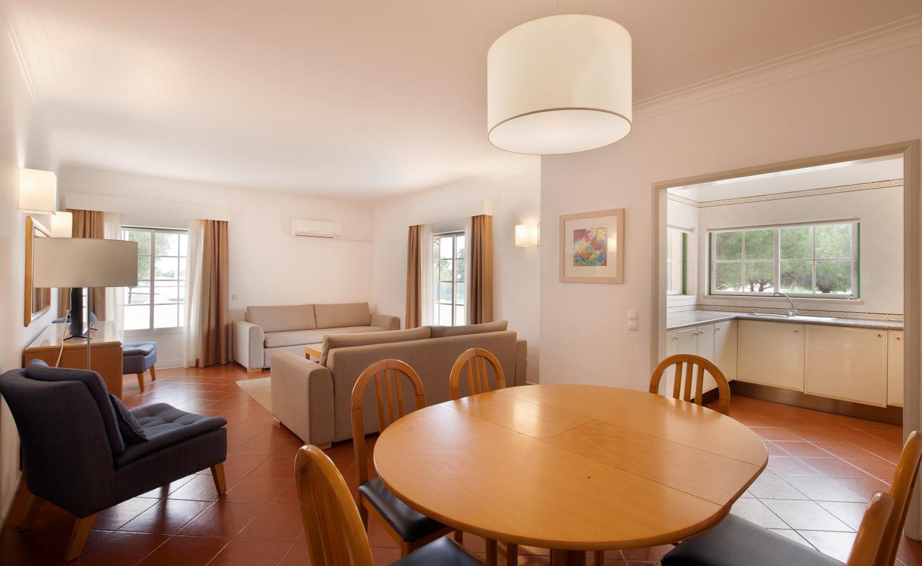 Oferta Especial - Apartamento de Três Quartos com Varanda