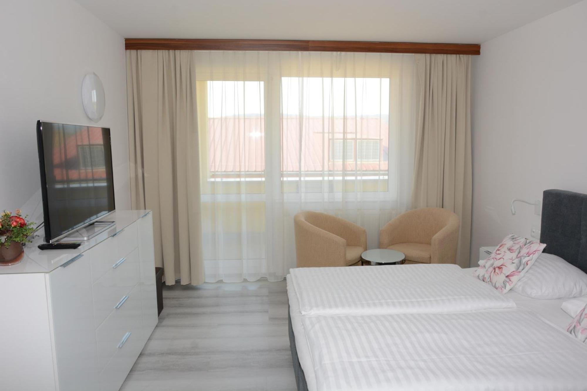 Deluxe Double Room (2 Adults + 1 Child) - Photo 3