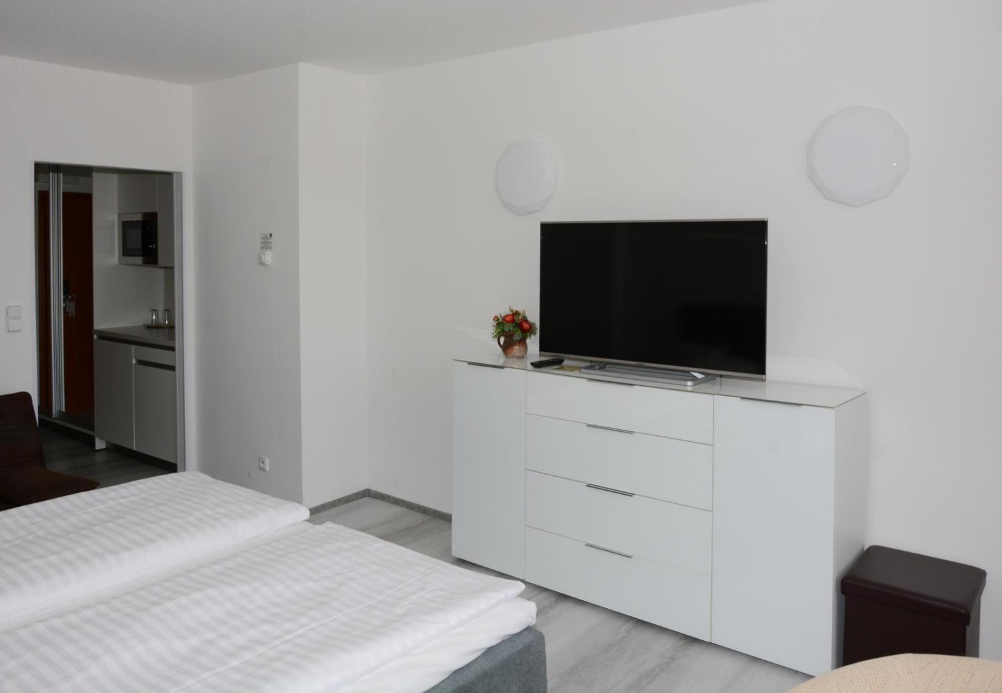 Deluxe Double Room (2 Adults + 1 Child) - Photo 7