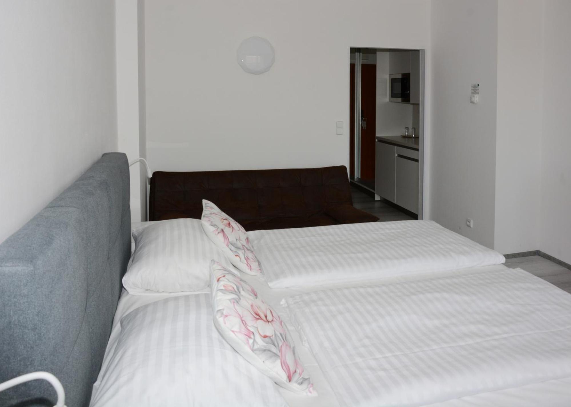 Deluxe Double Room (2 Adults + 1 Child) - Photo 8