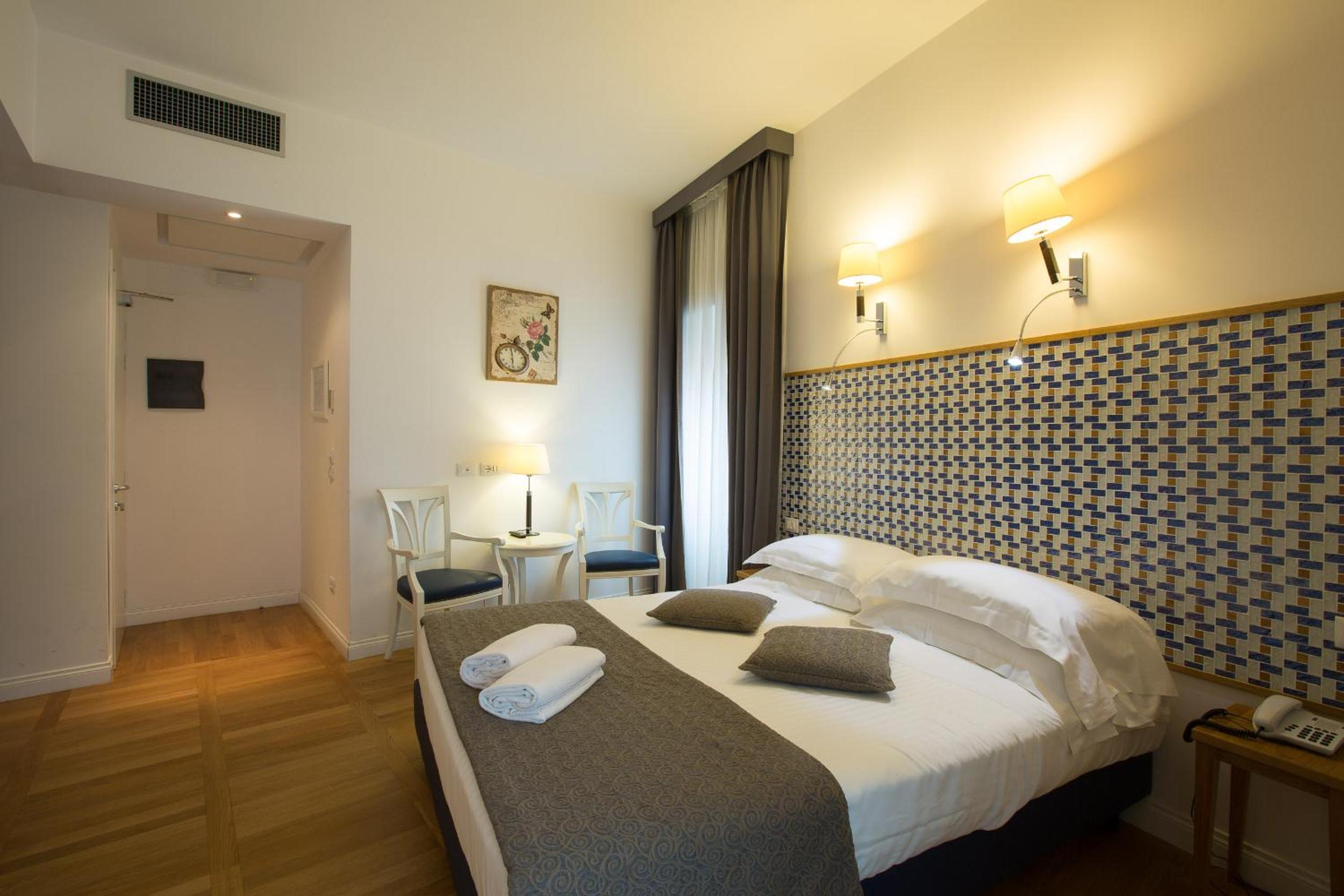 Superior Double Room thumbnail 6