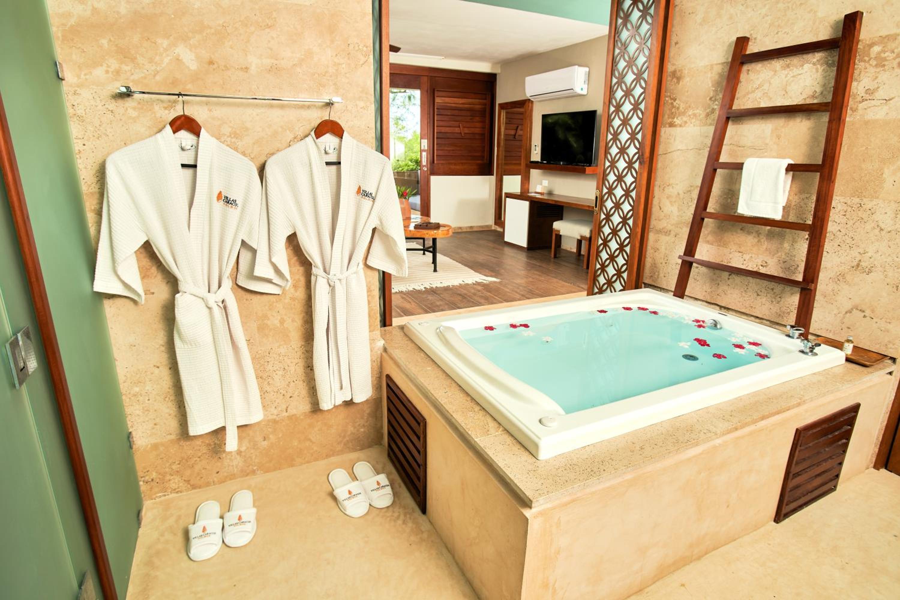 King Suite with Spa Bath - Photo 7