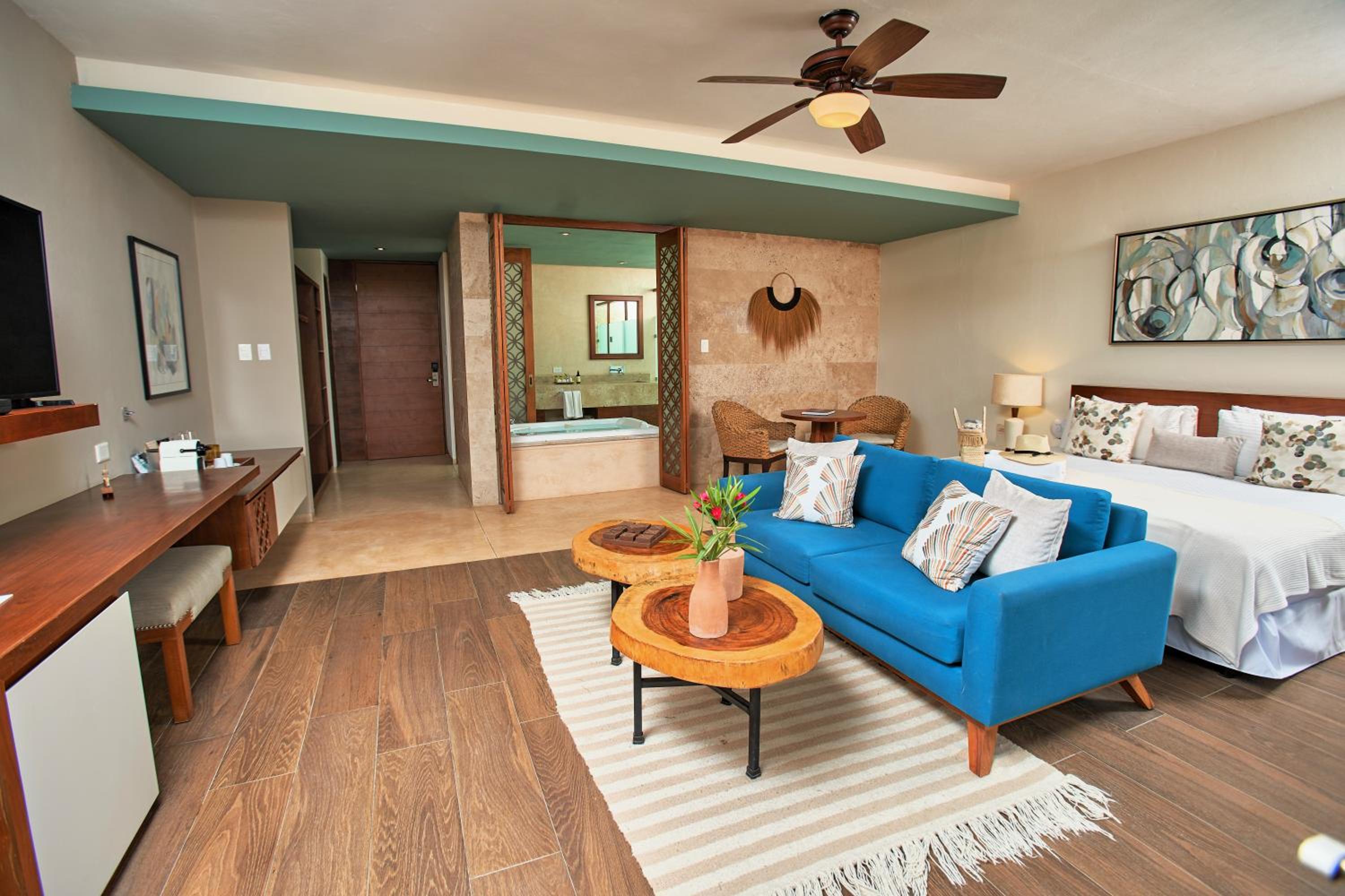 King Suite with Spa Bath - Photo 1