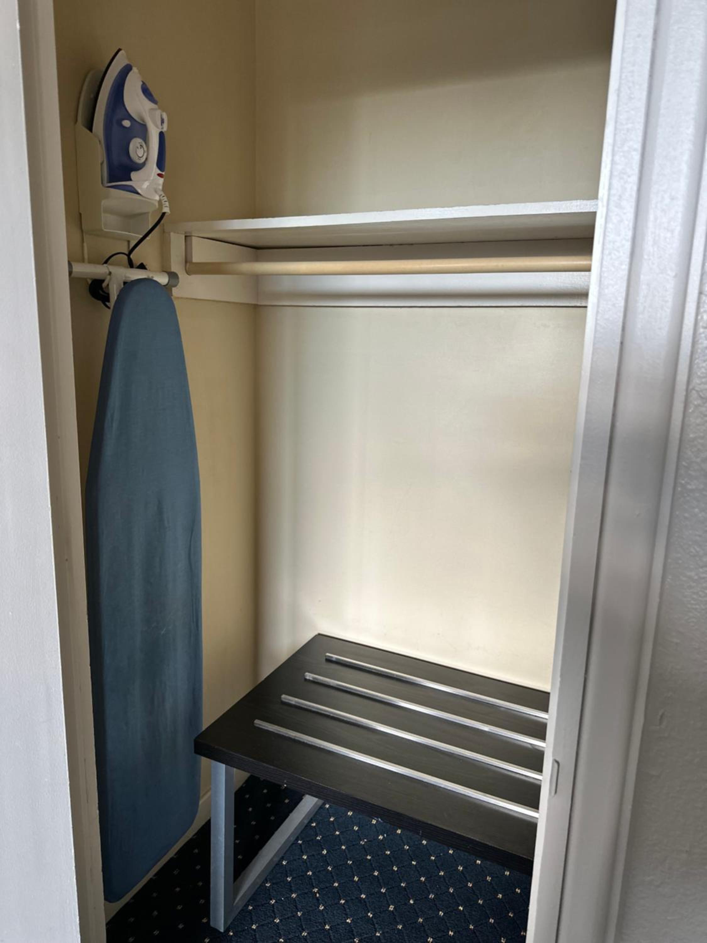 Queen Room - Non-Smoking photo 2