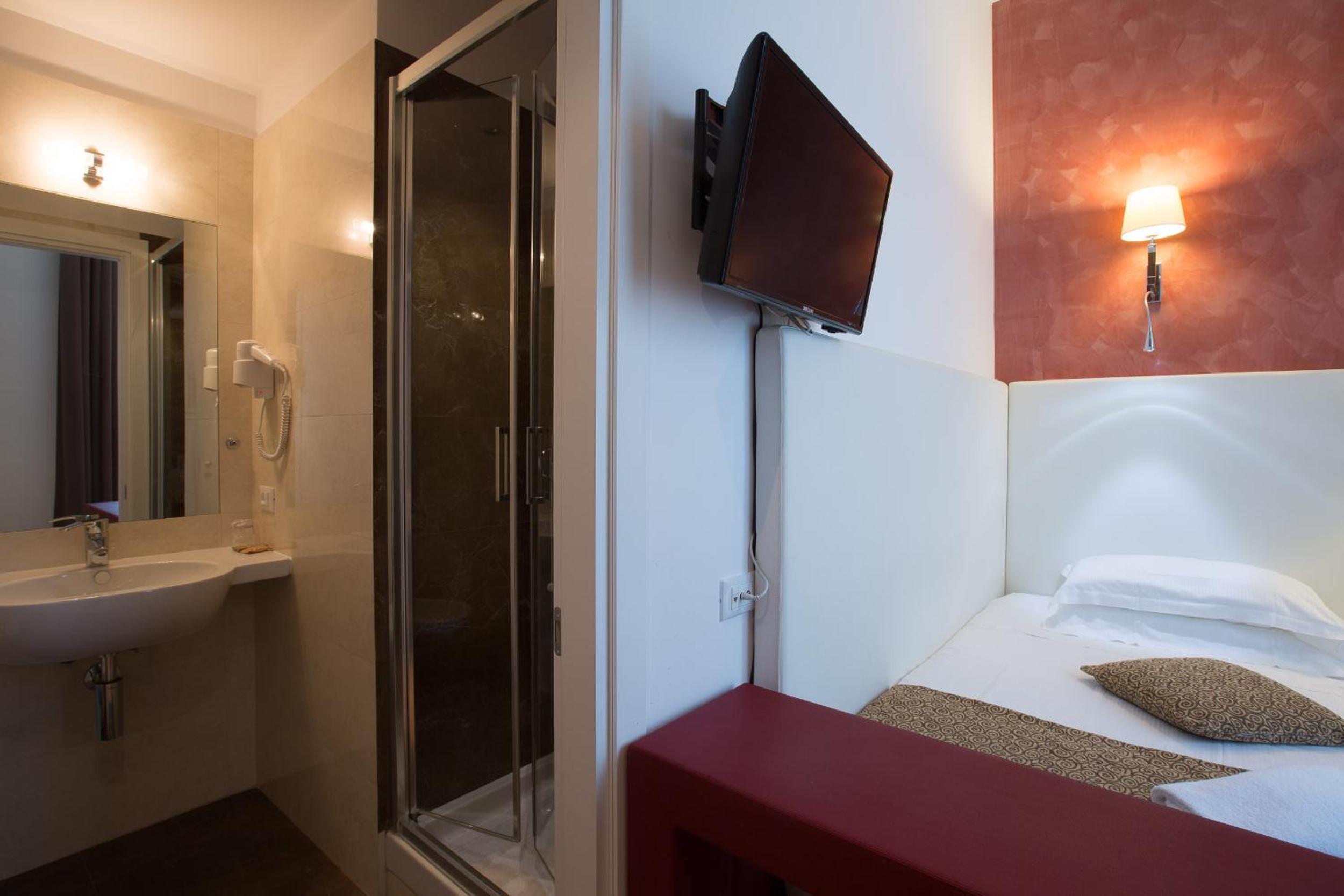 Superior Single Room thumbnail 5