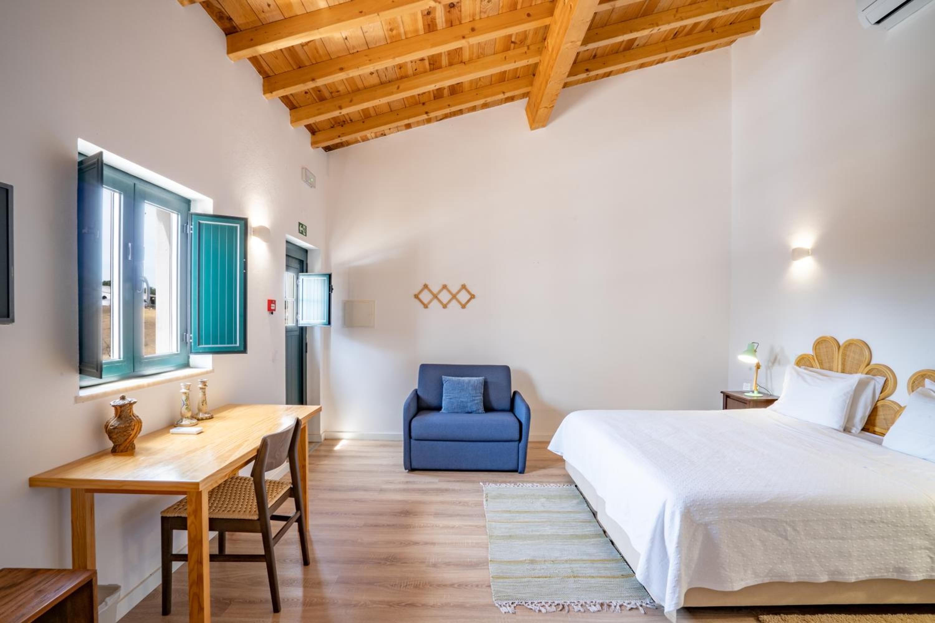 Deluxe Double Room (2 Adults + 1 Child) photo 3