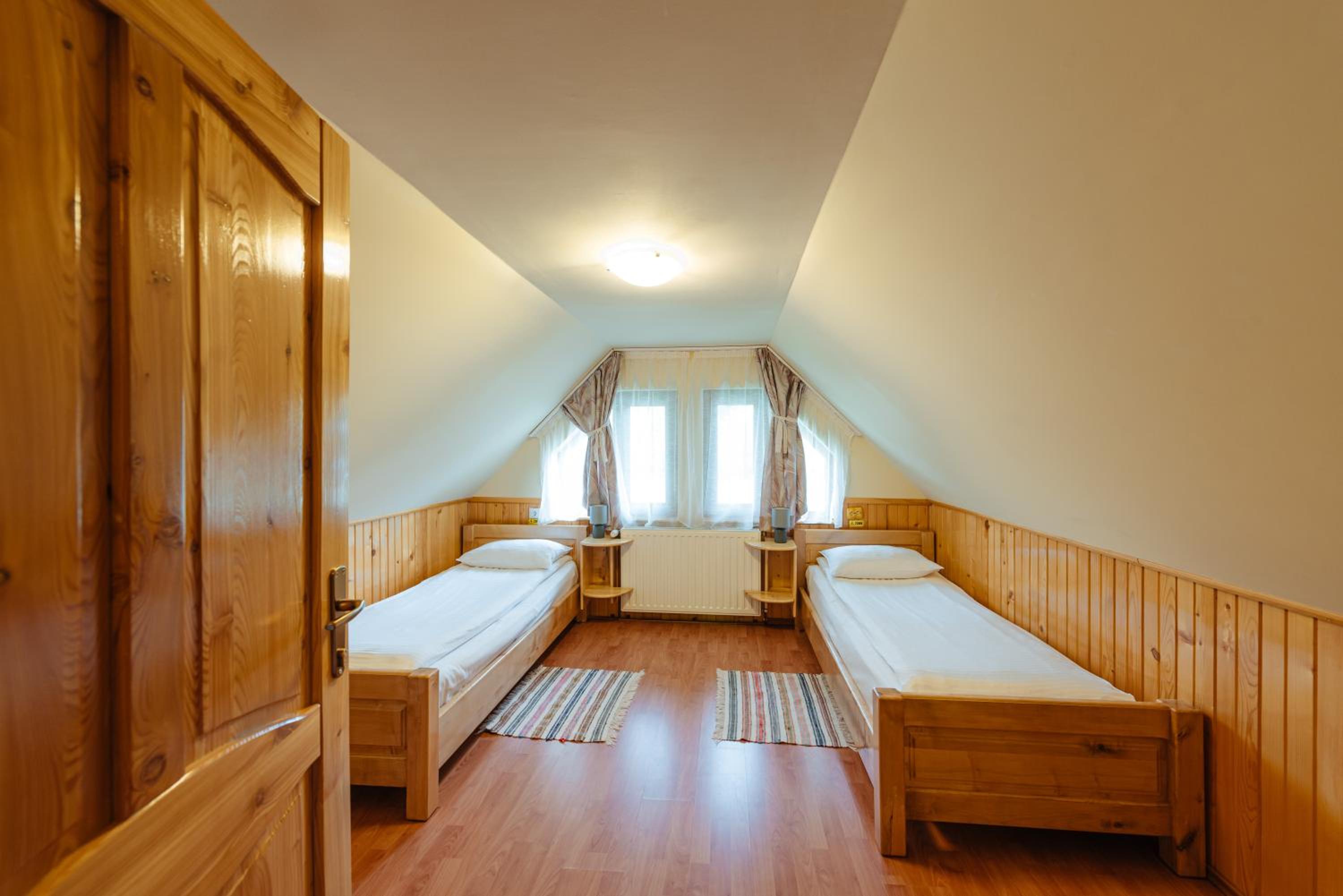 Five-Bedroom House photo 3