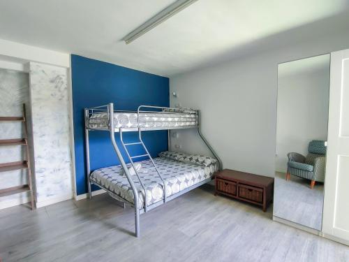 Triple Room with 1 Bunk Bed photo 1