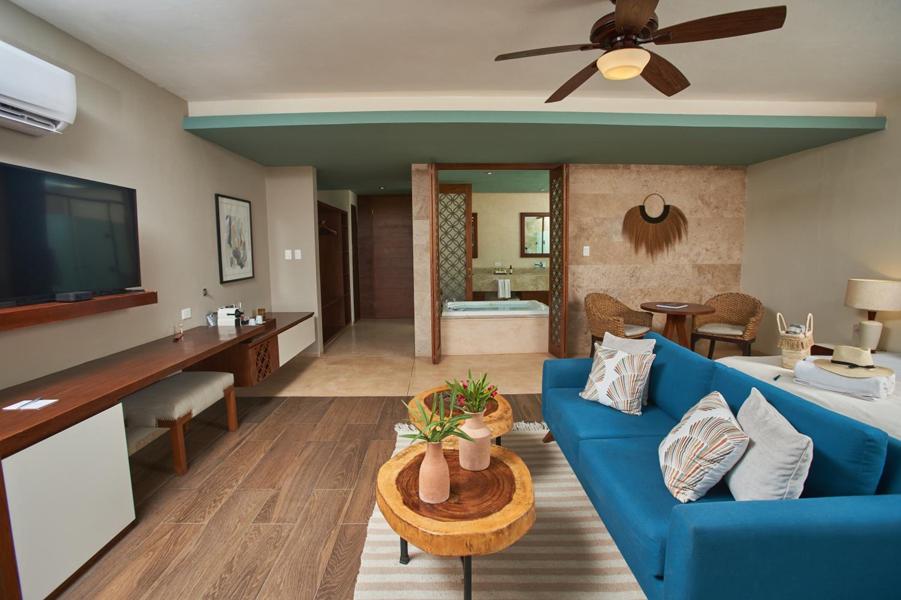 King Suite with Spa Bath - Photo 9