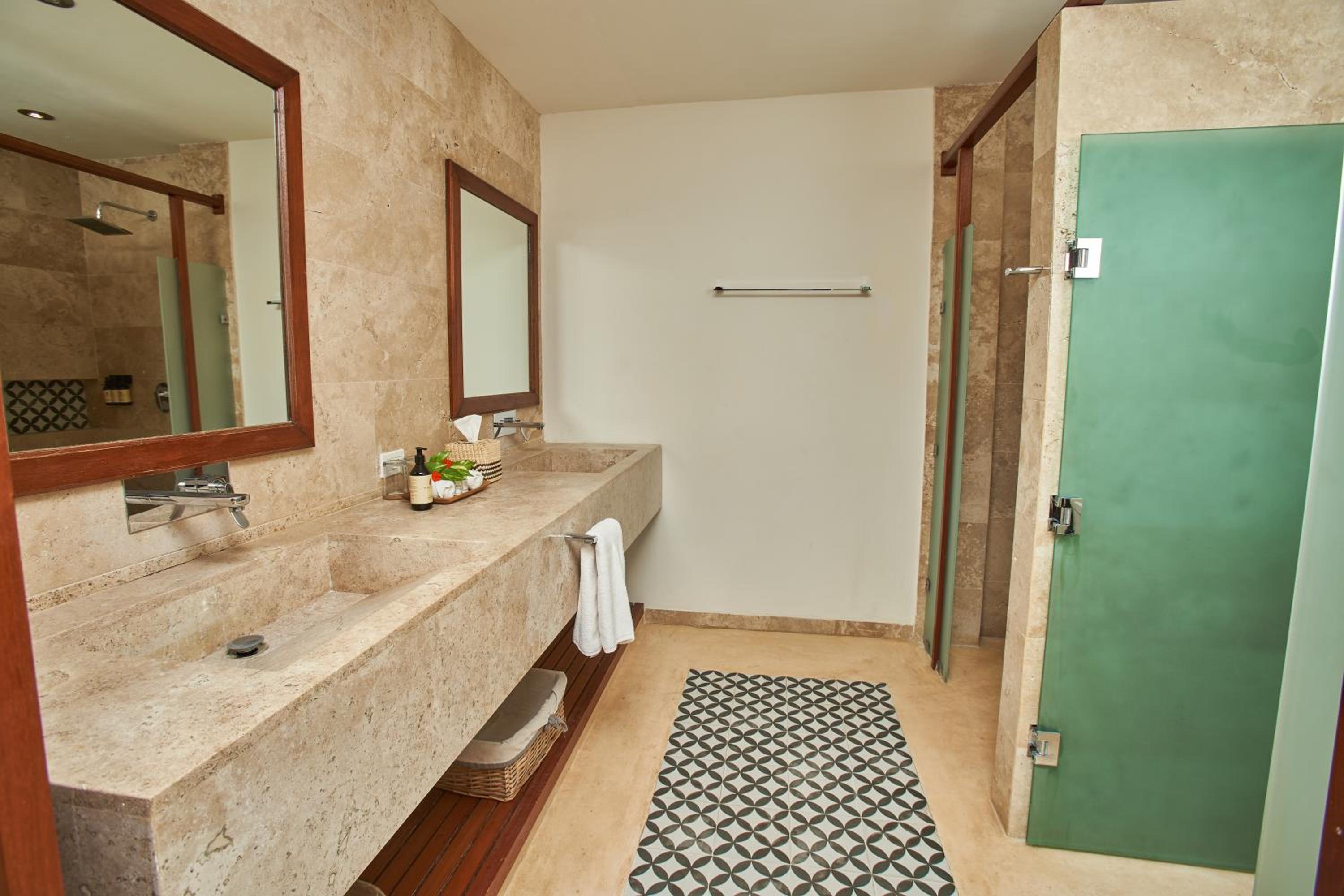 King Suite with Spa Bath - Photo 4