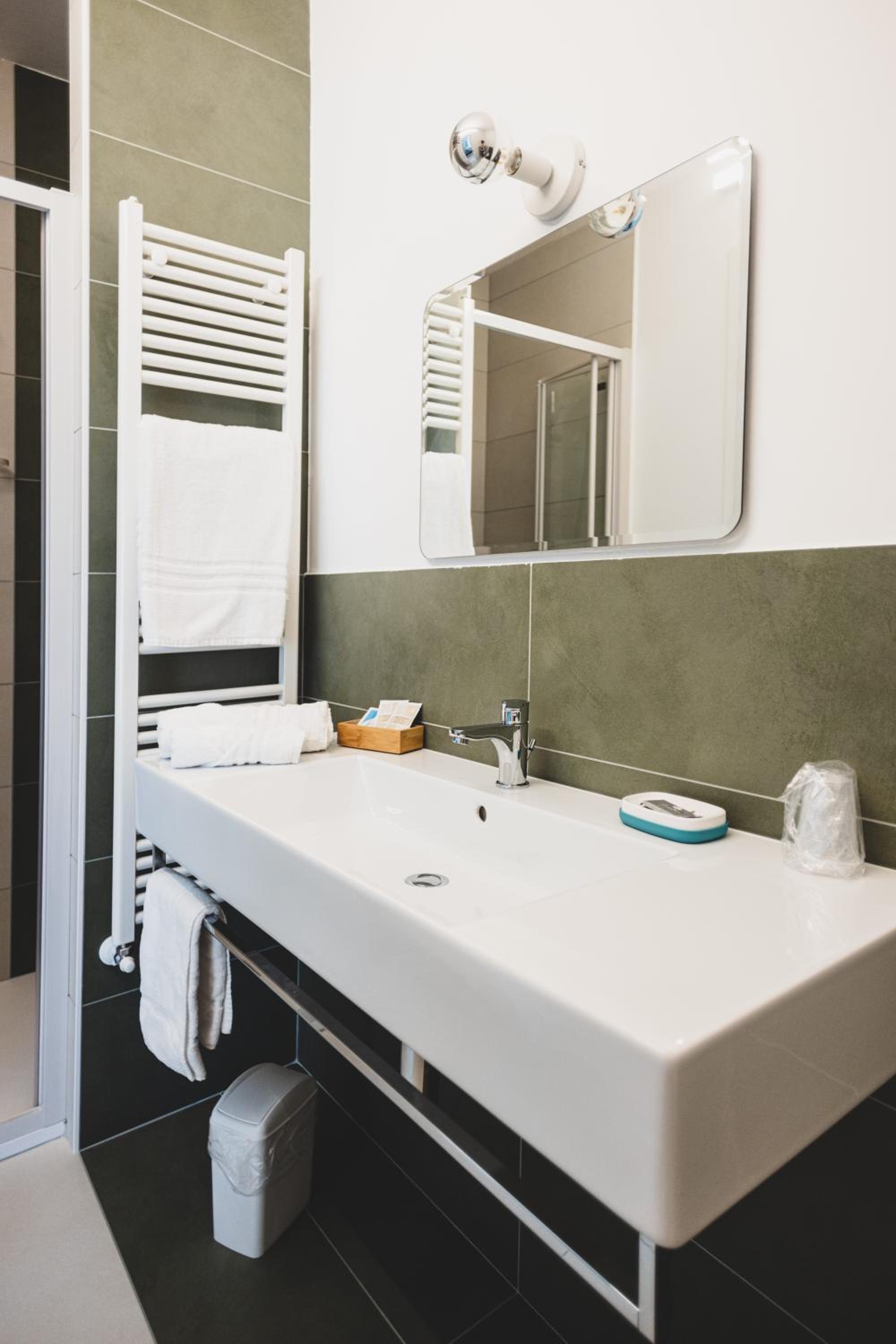 Deluxe Single Room with Balcony photo 3