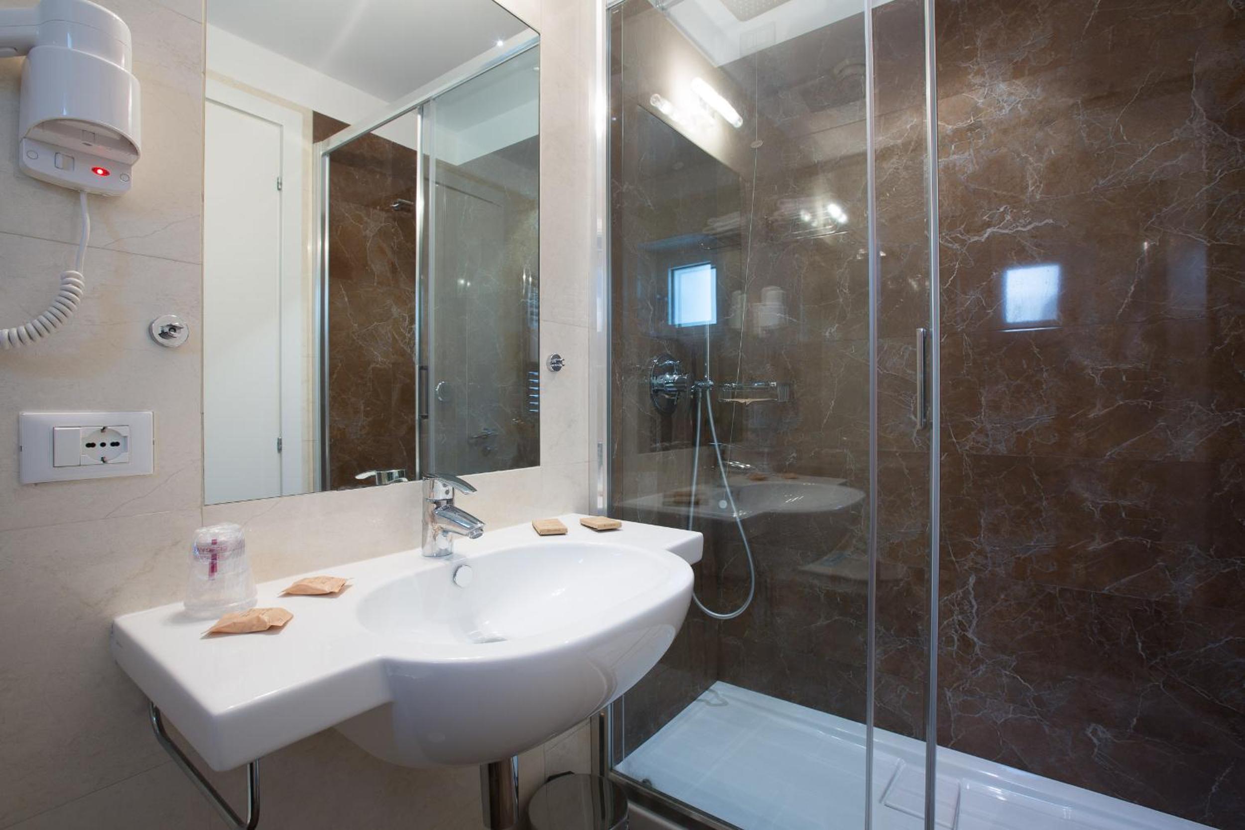 Comfort Double or Twin Room thumbnail 6