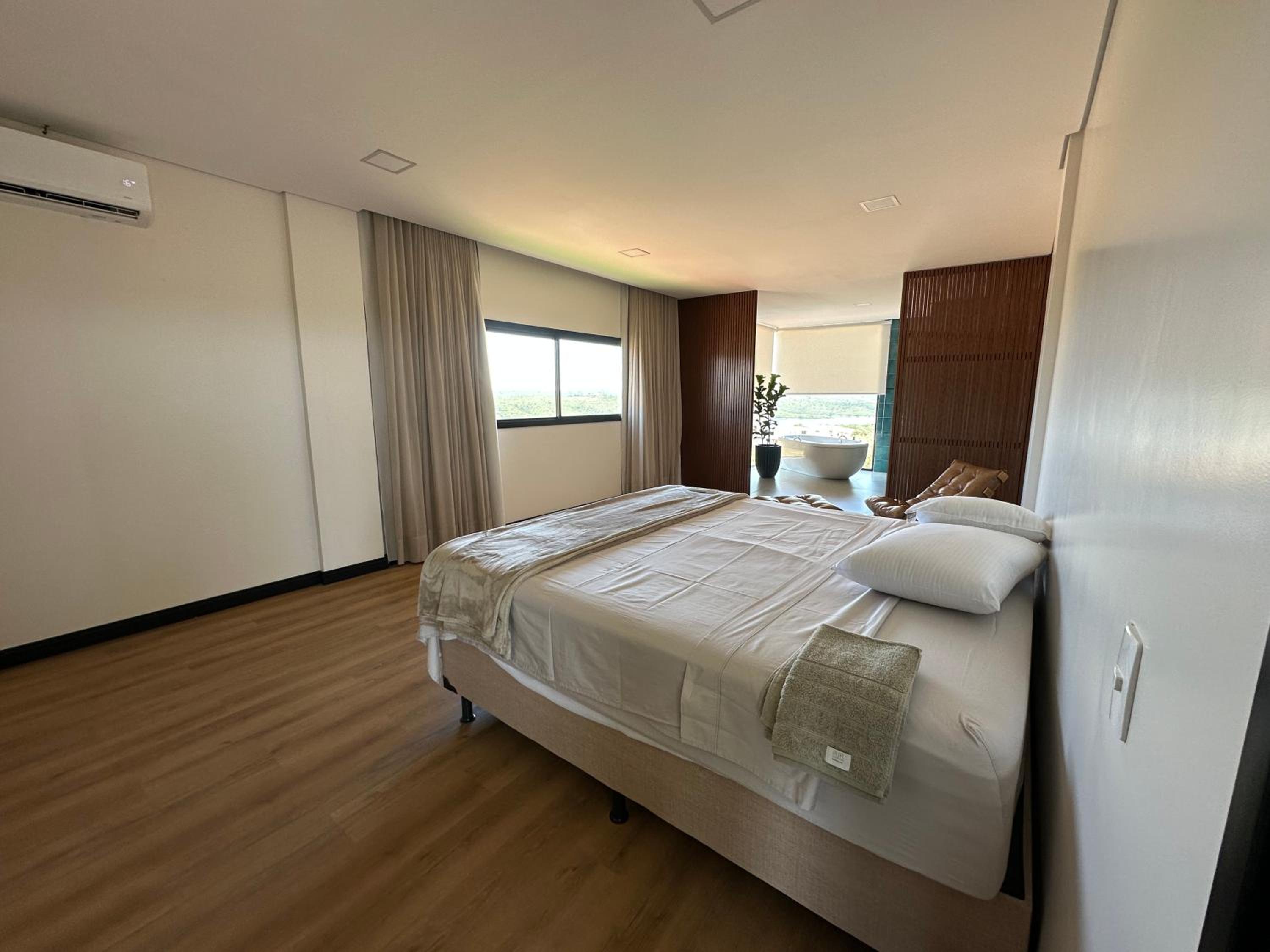 Six-Bedroom House photo 3
