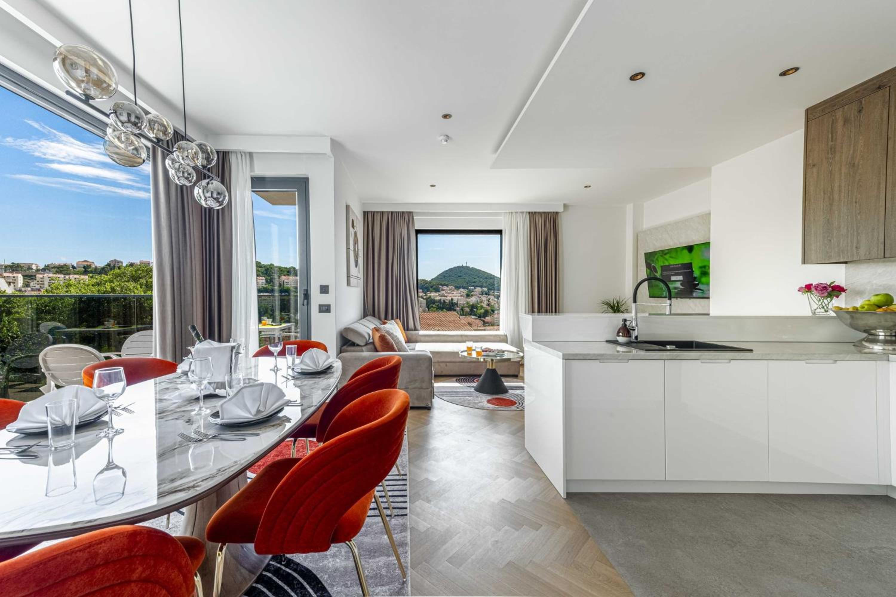 Comfort Three-Bedroom Apartment with Balcony