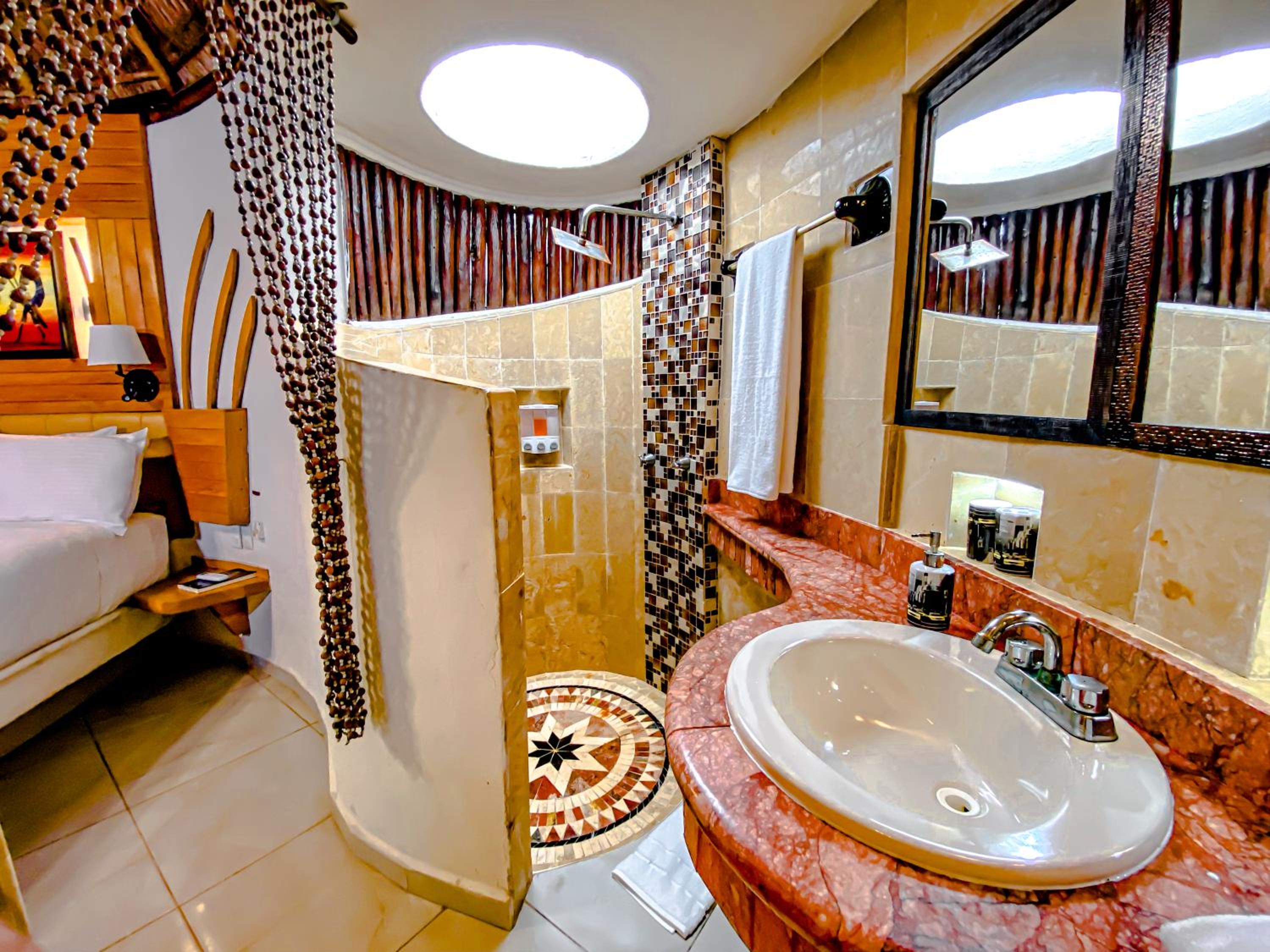 King Suite Roja - Photo 9