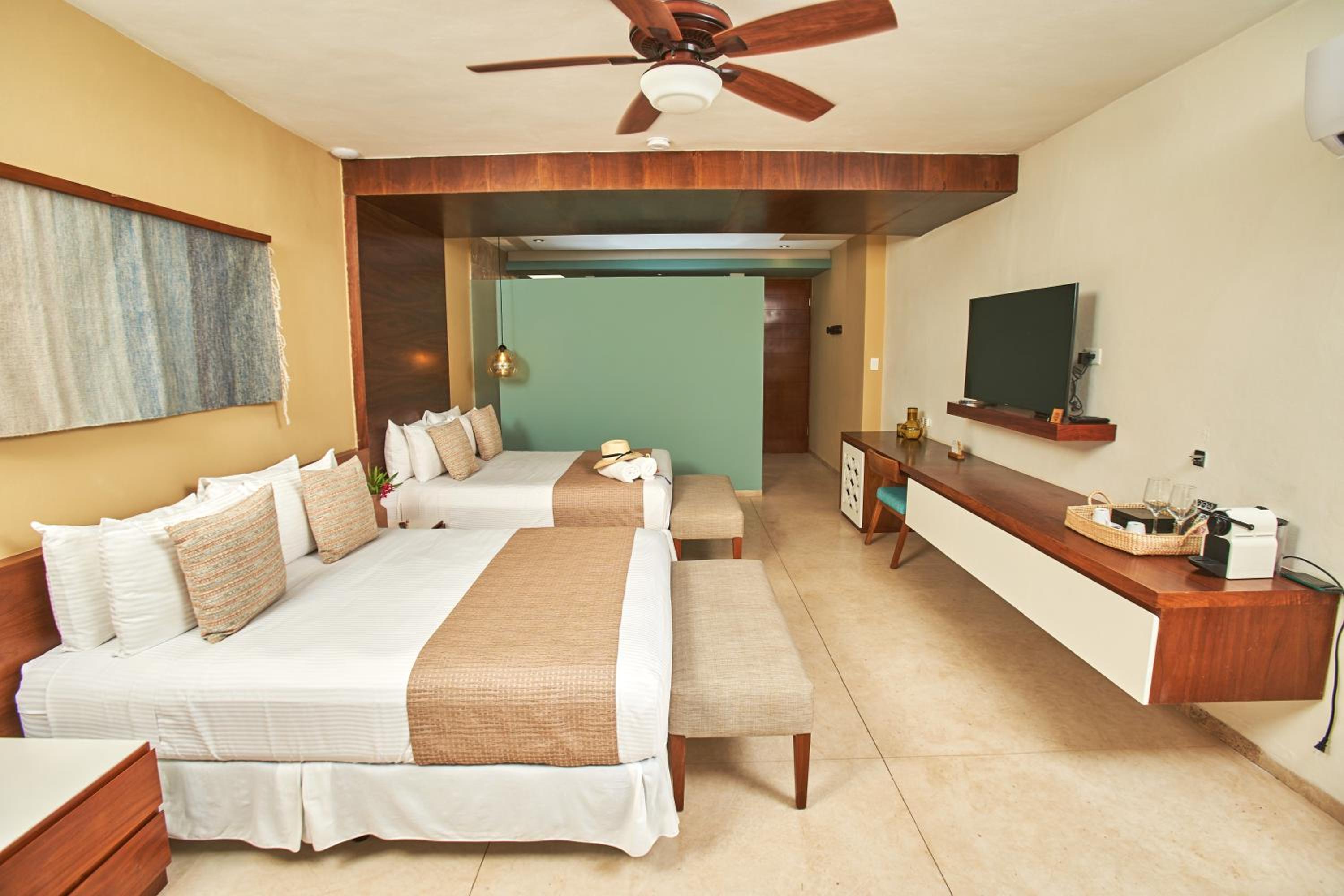 Deluxe Double Room with Two Double Beds - Photo 5