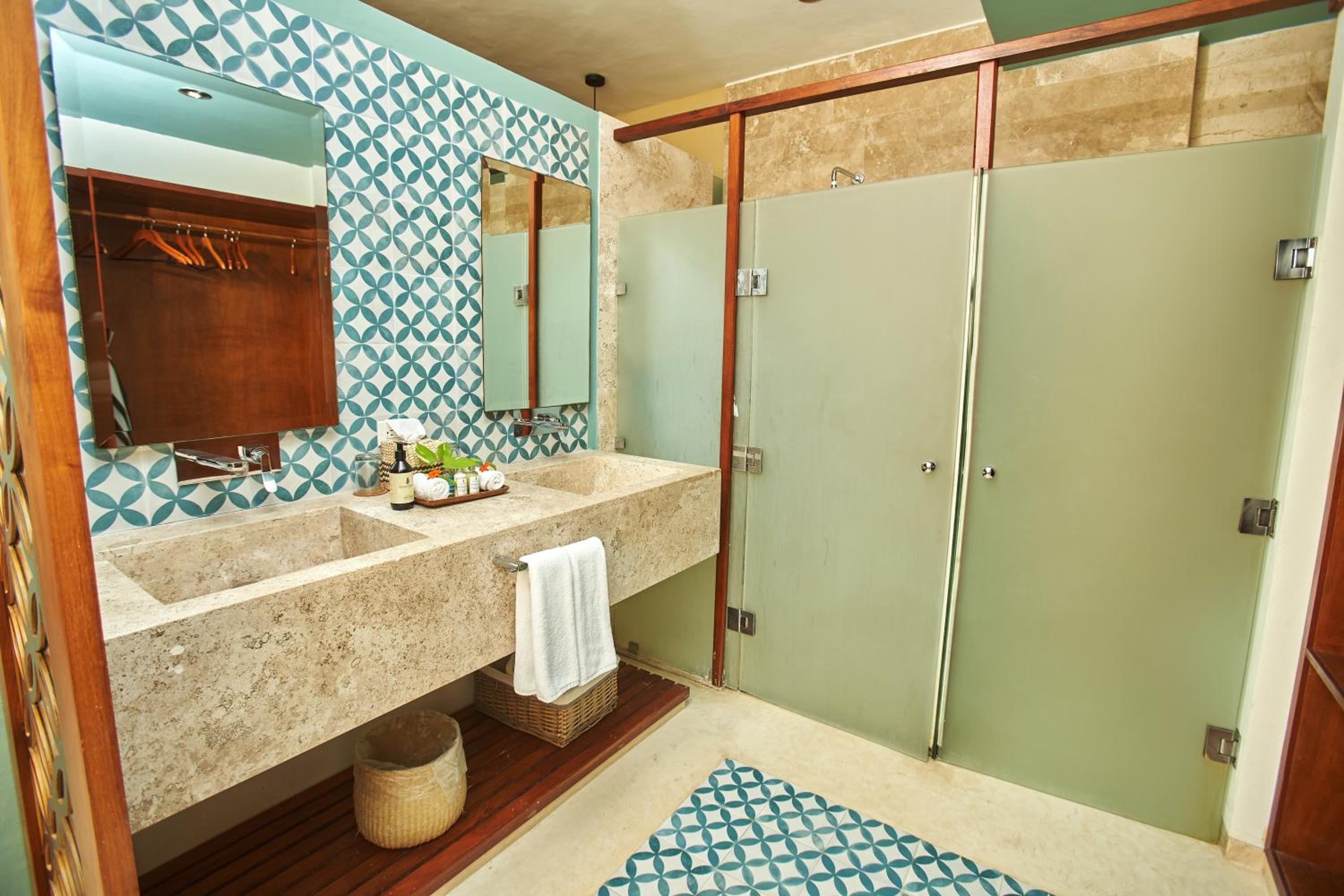 Superior King Suite - Photo 11