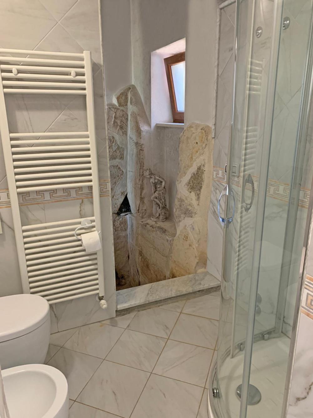 Deluxe Double Room with Bath - Photo 9