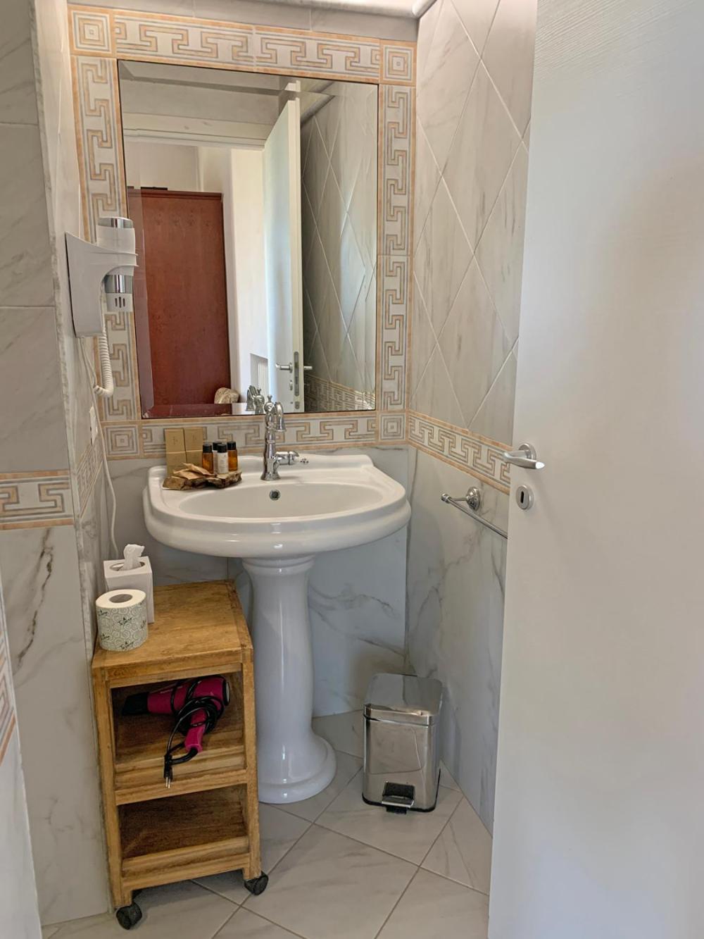 Deluxe Double Room with Bath - Photo 14