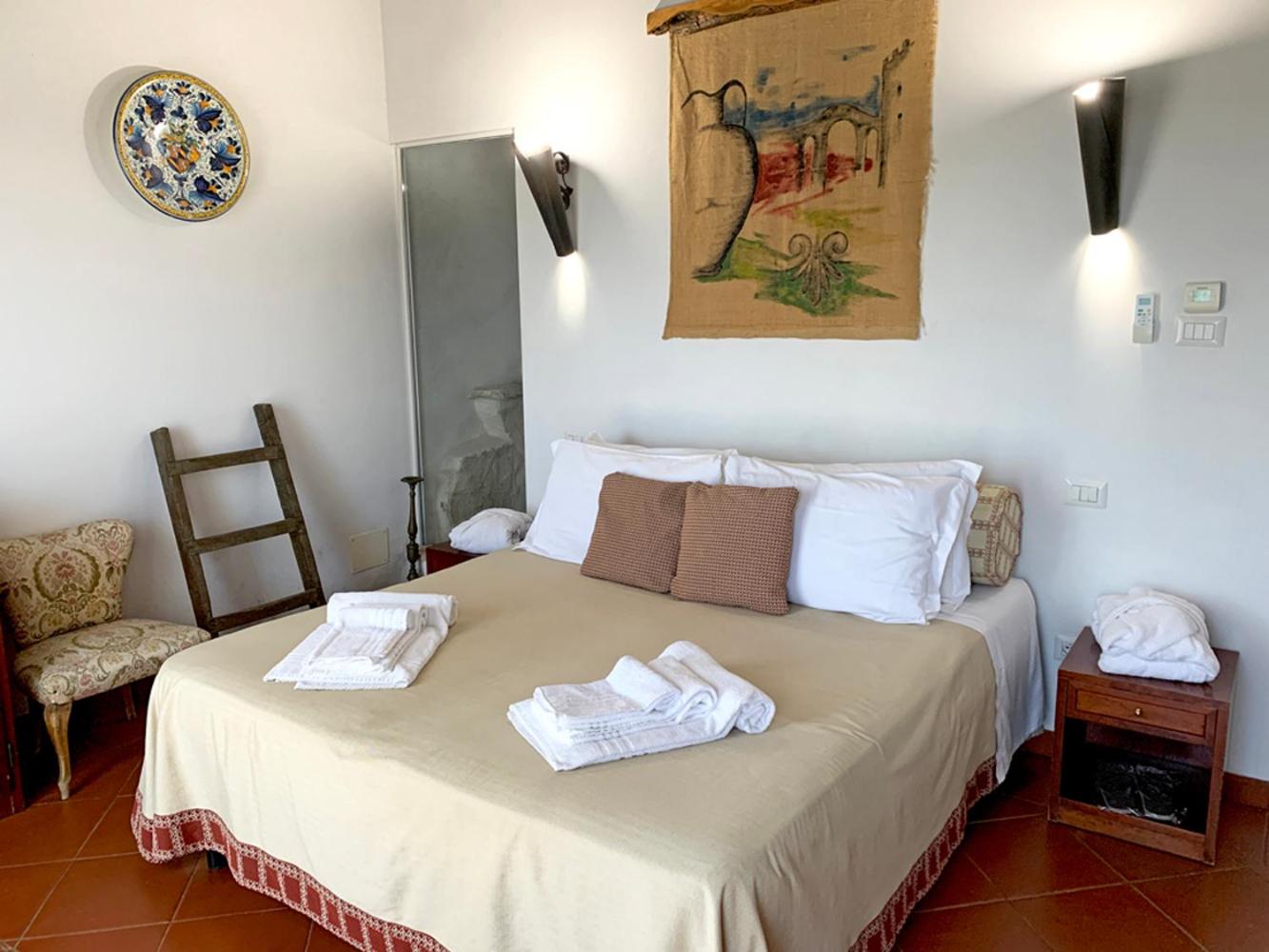 Deluxe Double Room with Bath - Photo 7