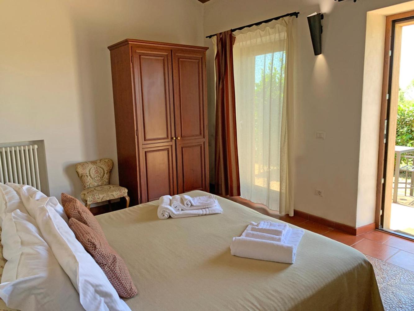 Deluxe Double Room with Bath - Photo 8