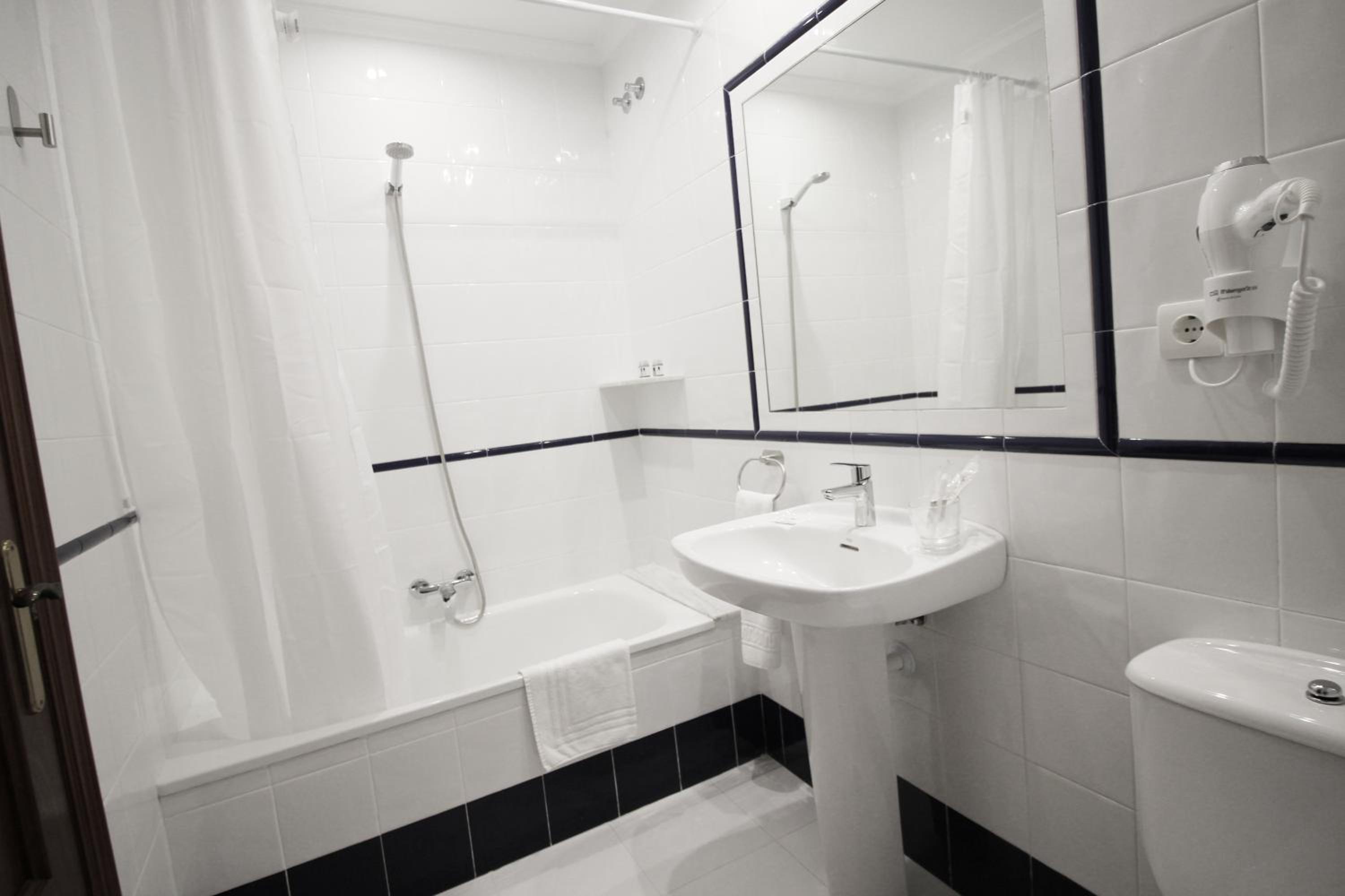 Double Room with Private Bathroom photo 3