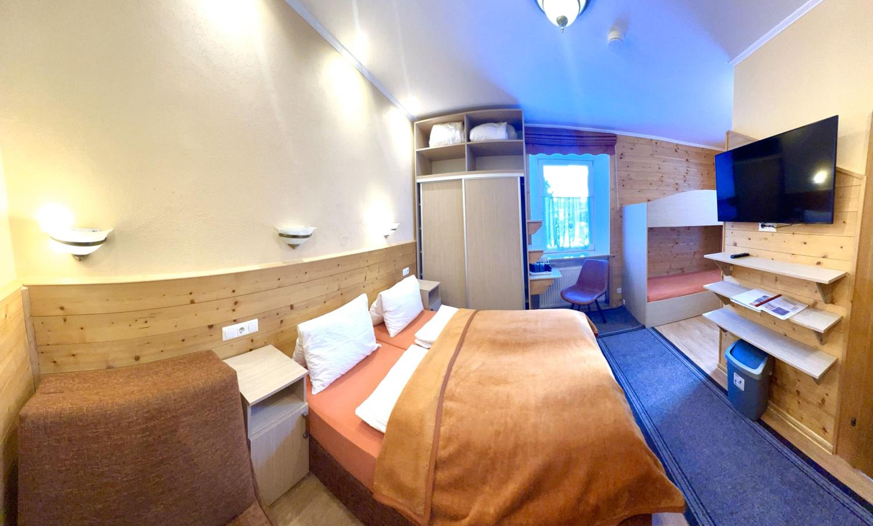 Family Room with Private Bathroom photo 2