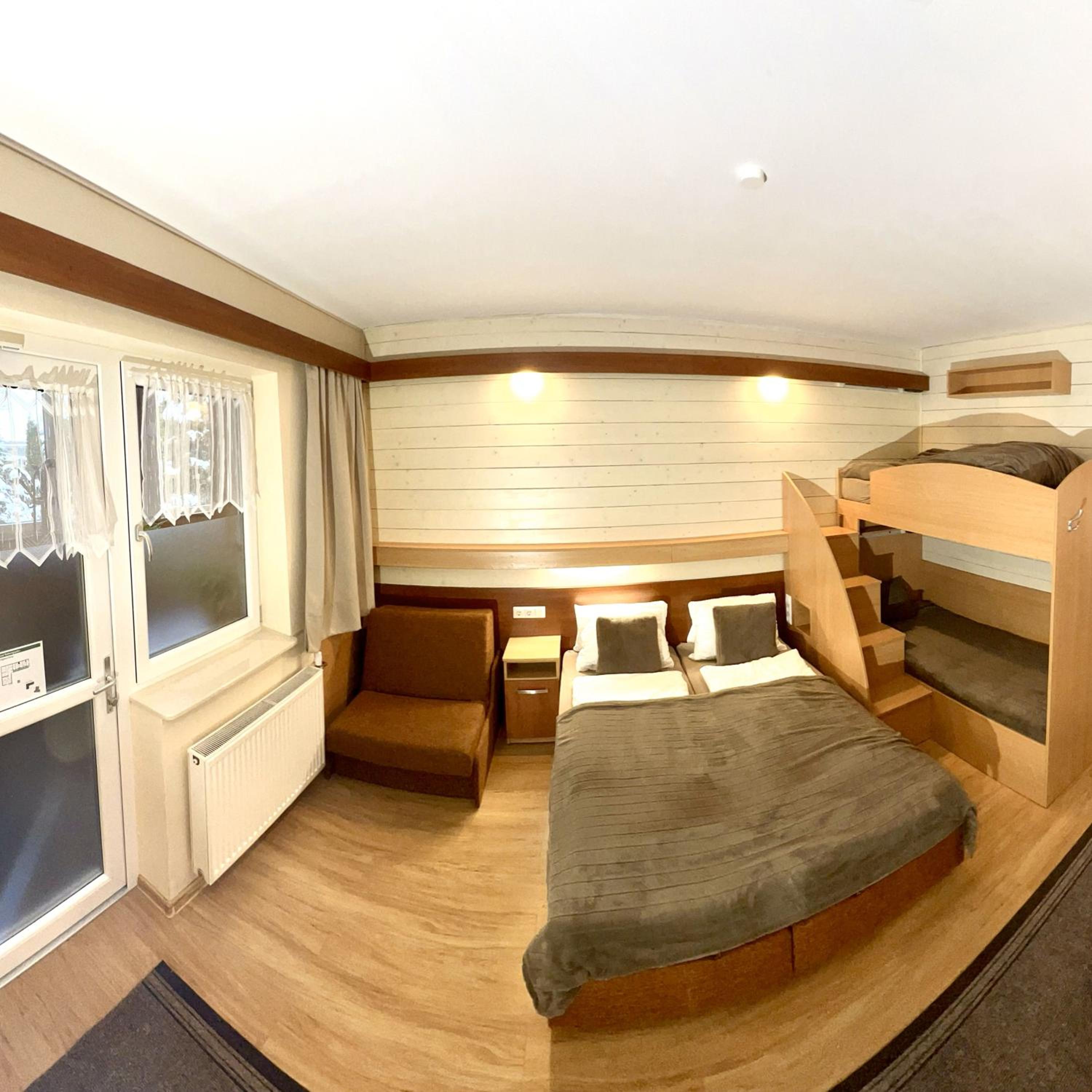 Family Room with Private Bathroom photo 3