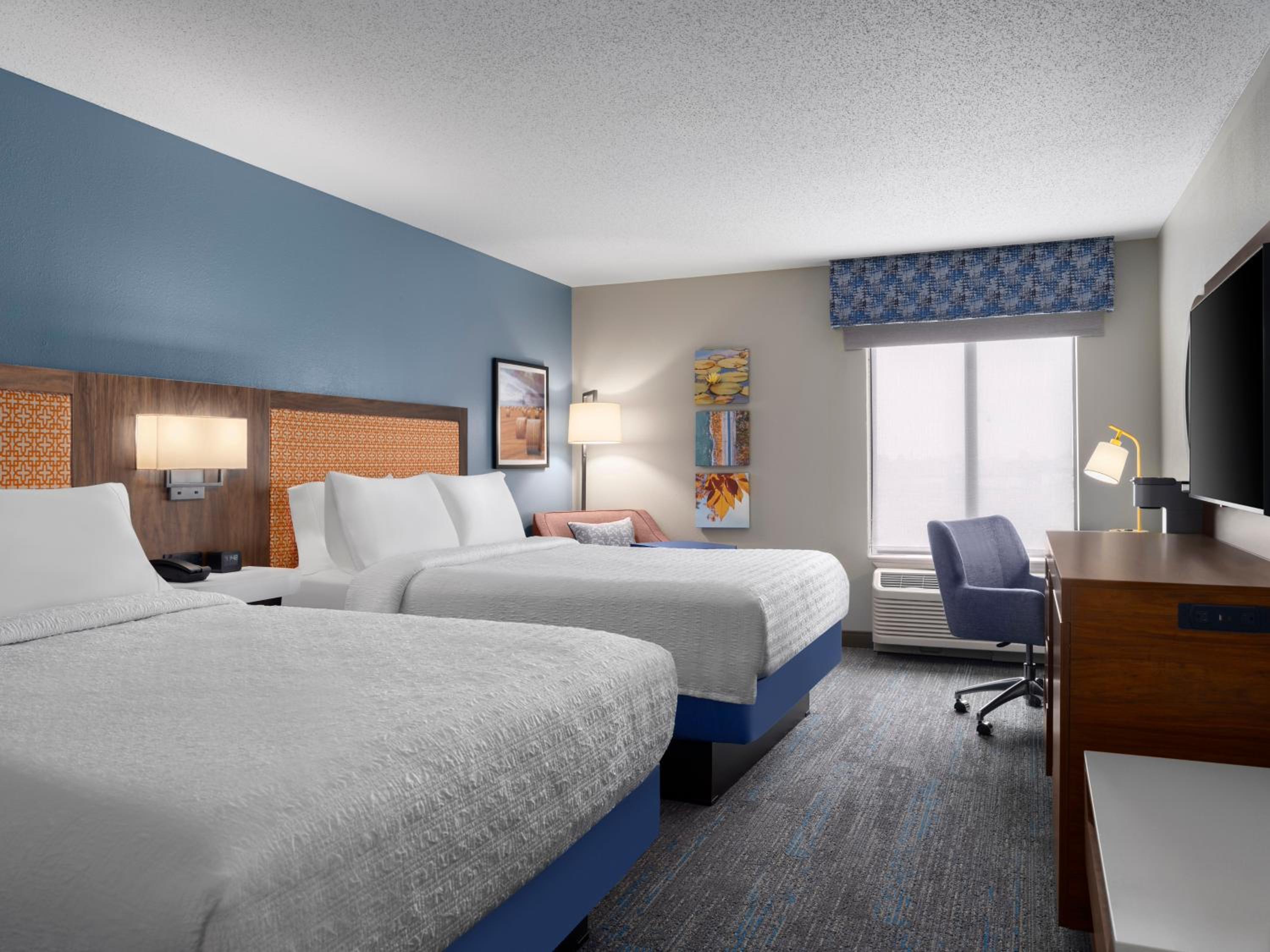 Queen Room with Two Queen Beds - Non-Smoking - Photo 6