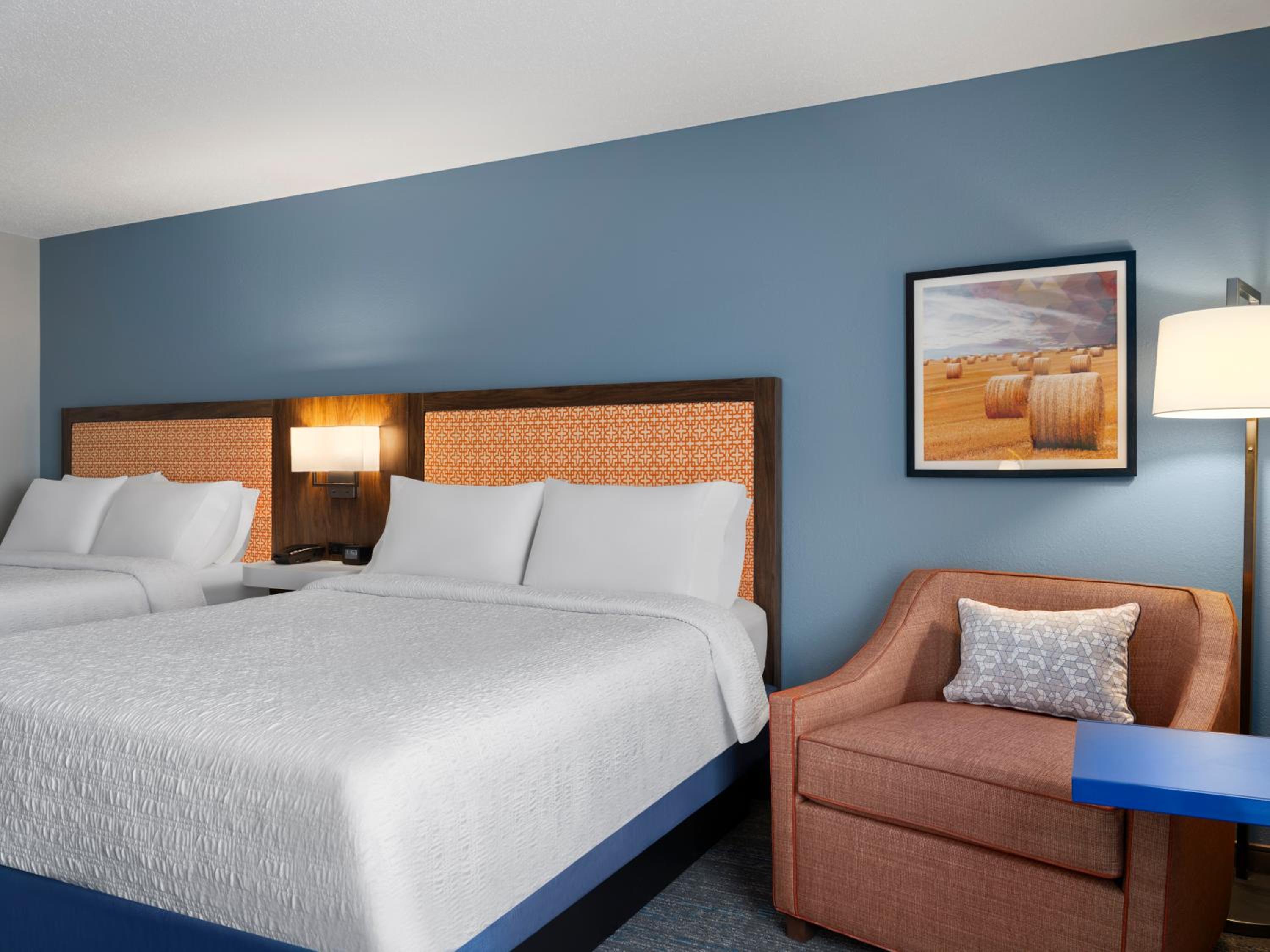 Queen Room with Two Queen Beds - Non-Smoking - Photo 11