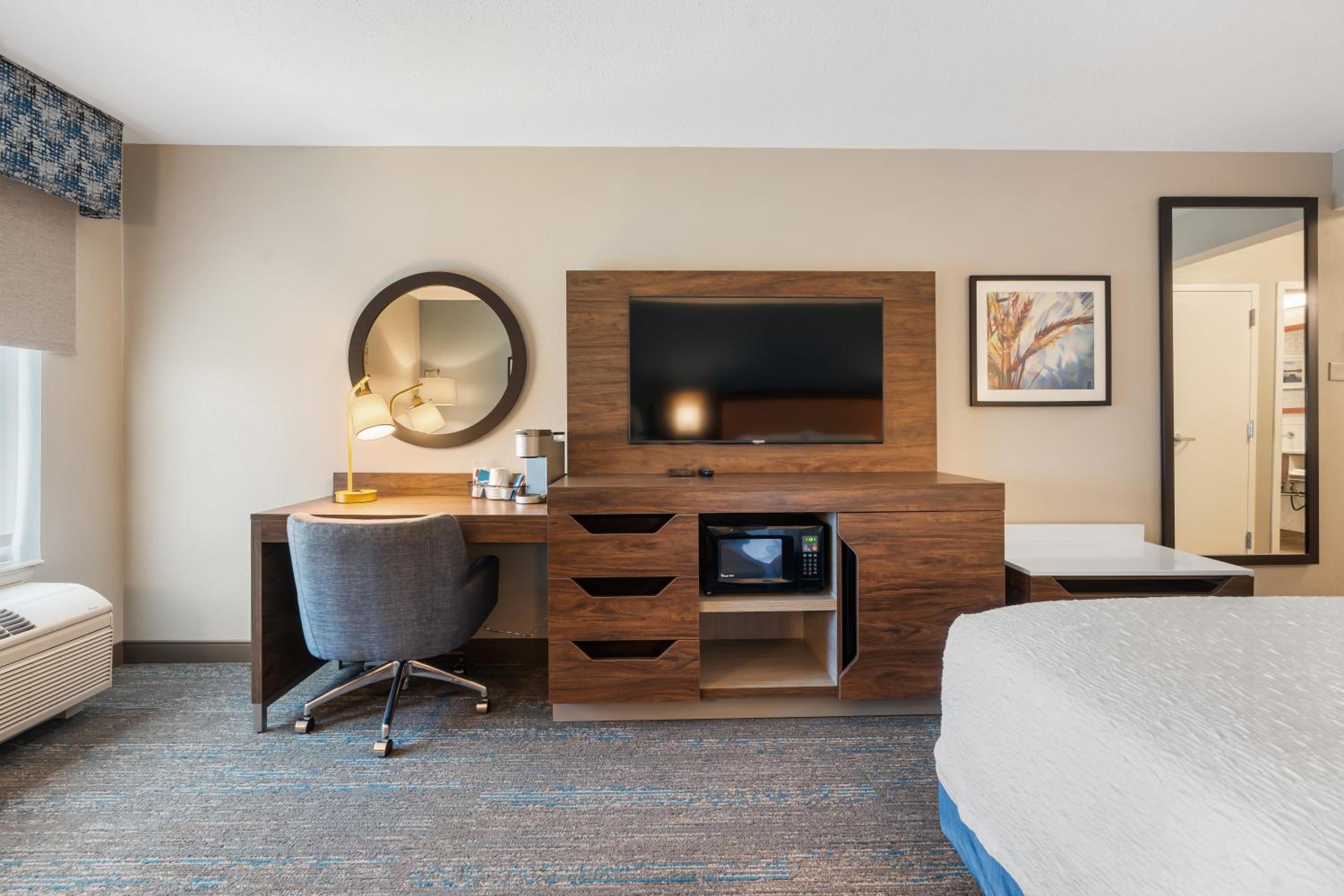 King Room with Sofa Bed - Non-Smoking - Photo 3