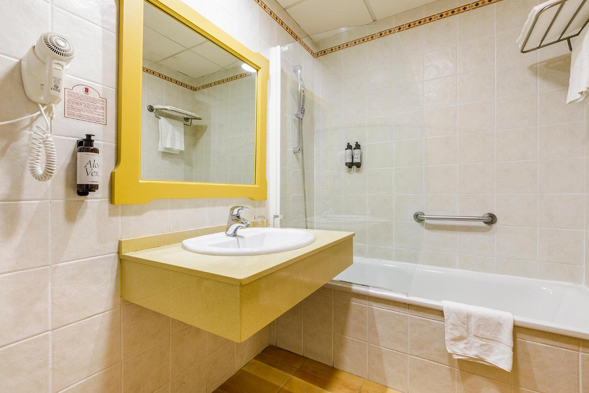 Triple Room (3 Adults) - Photo 2