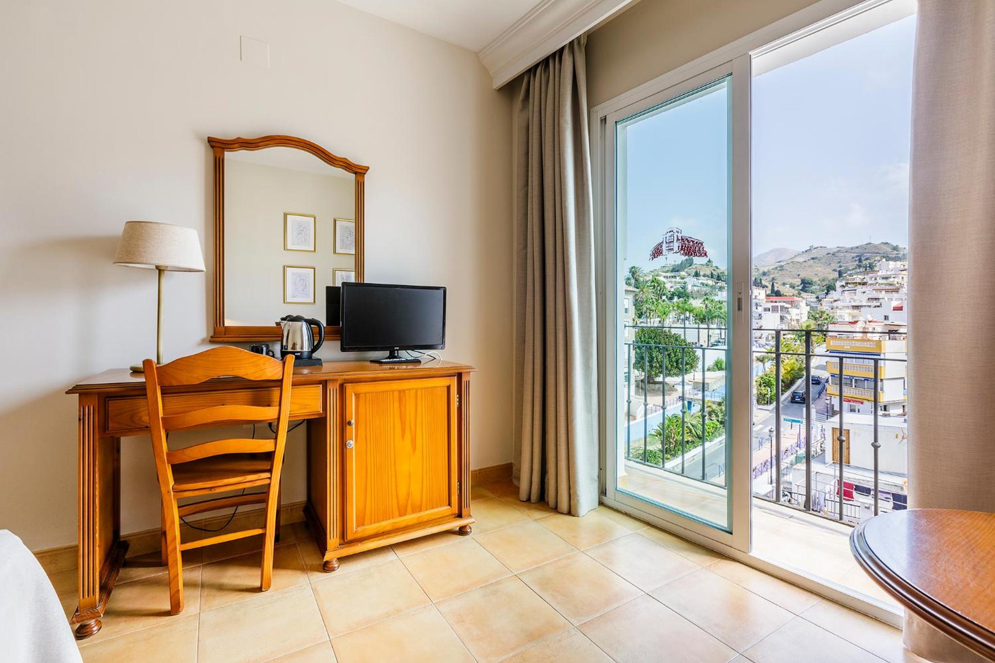 Double Room with Balcony - Photo 3