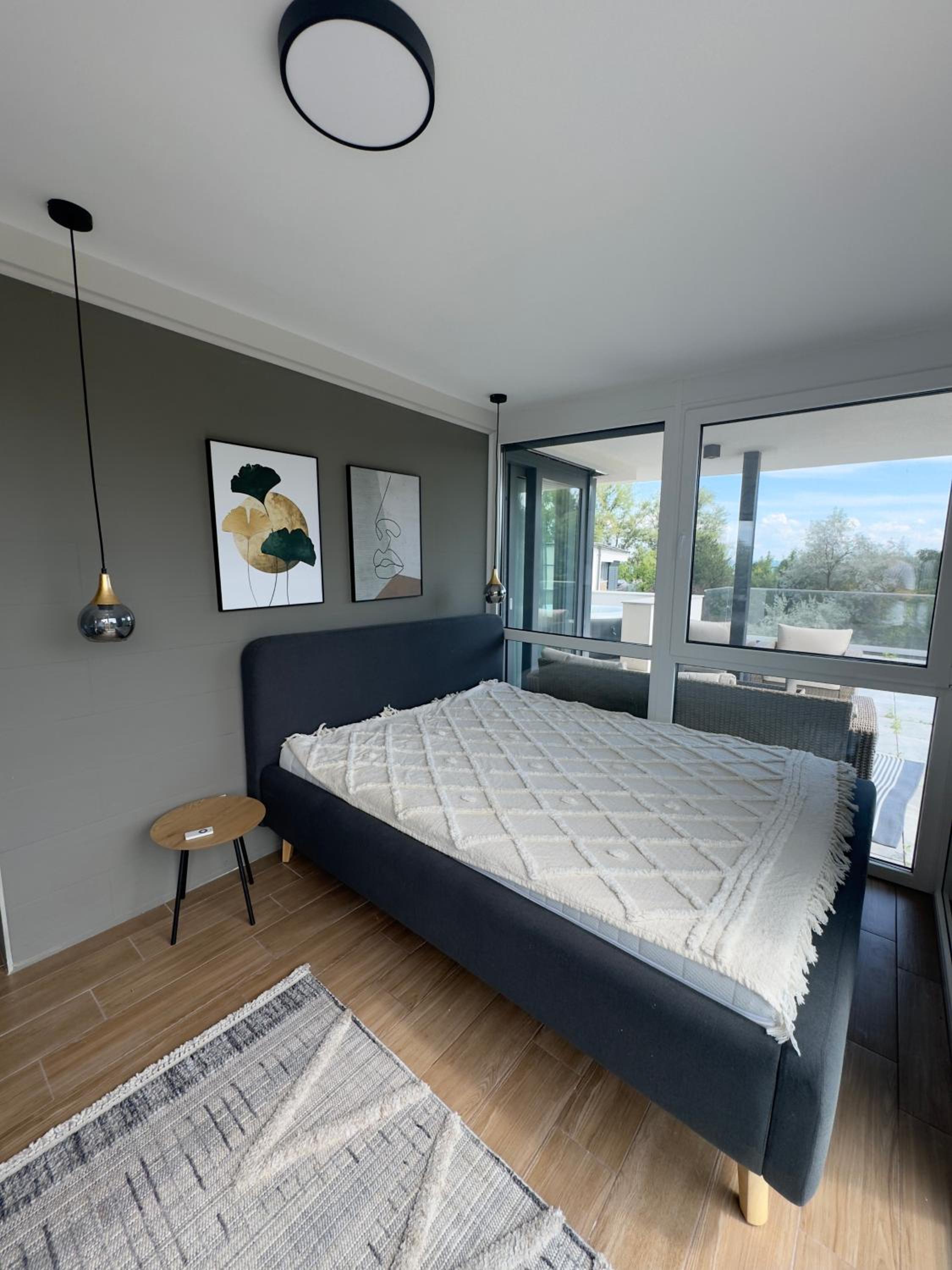 One-Bedroom Apartment photo 1