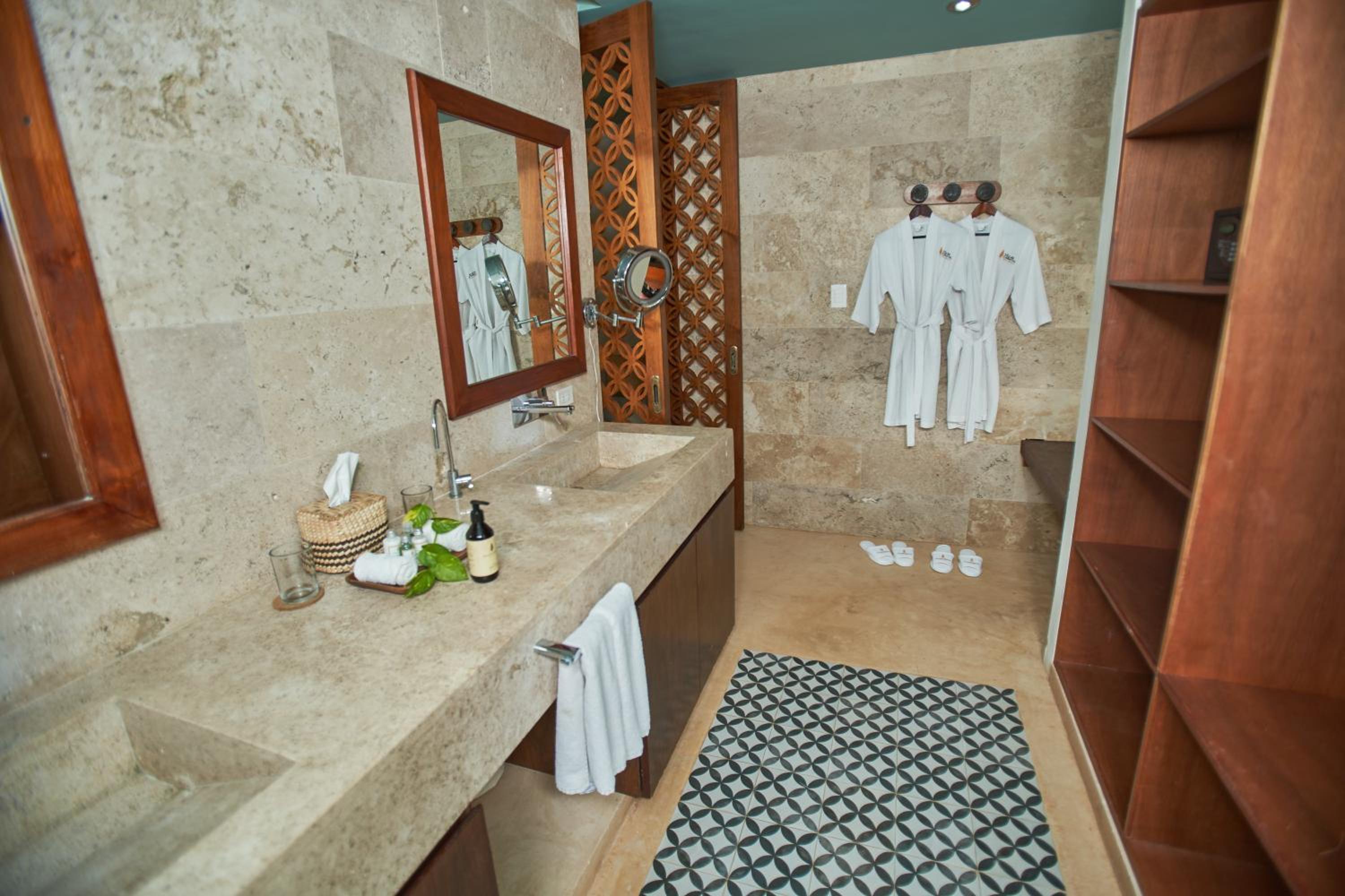 King Suite with Pool View photo 3