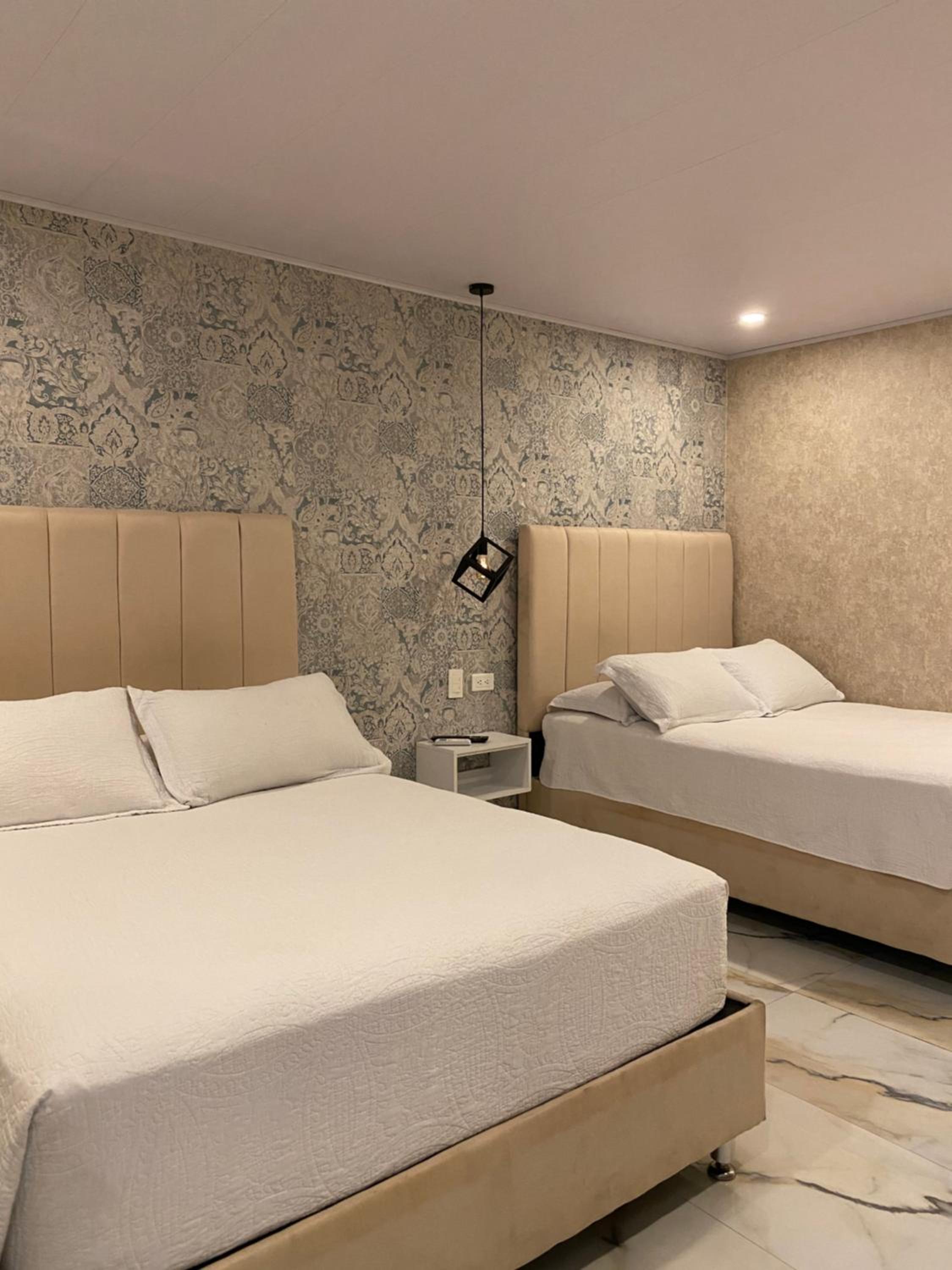 Quadruple Room with Private Bathroom - Photo 9
