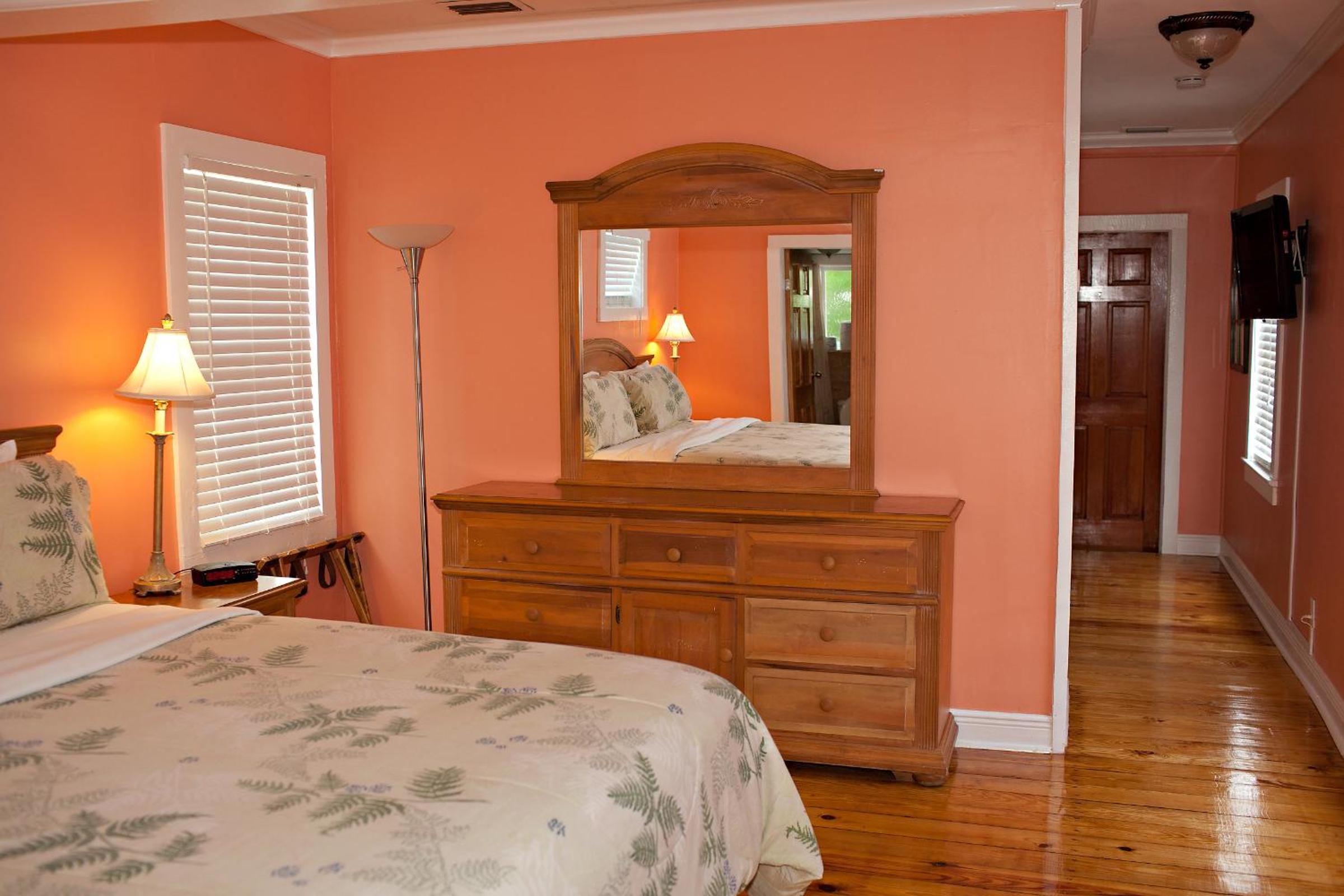 One Bedroom King Cottage ( Unit C17)