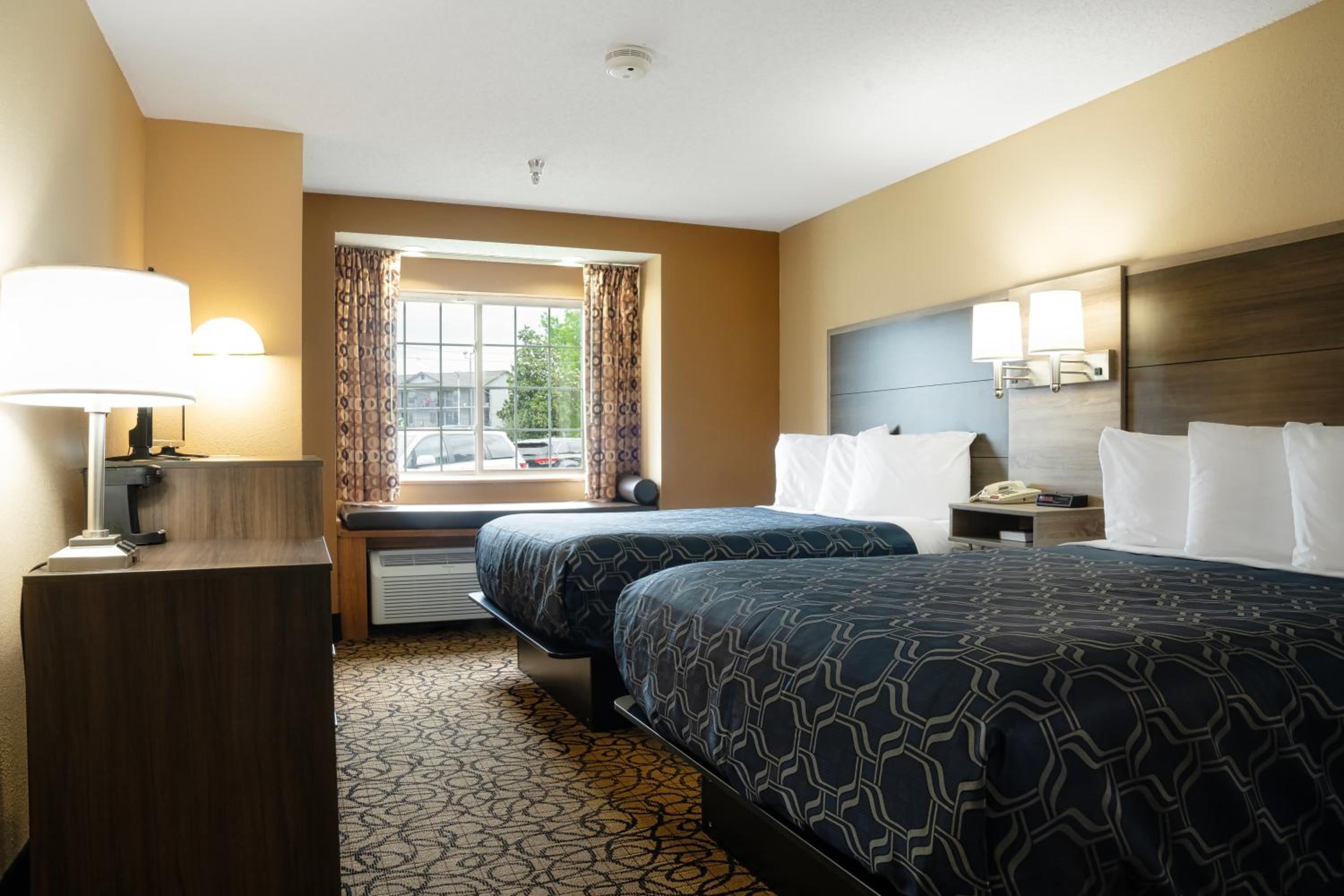 Queen Room with Two Queen Beds - Photo 4