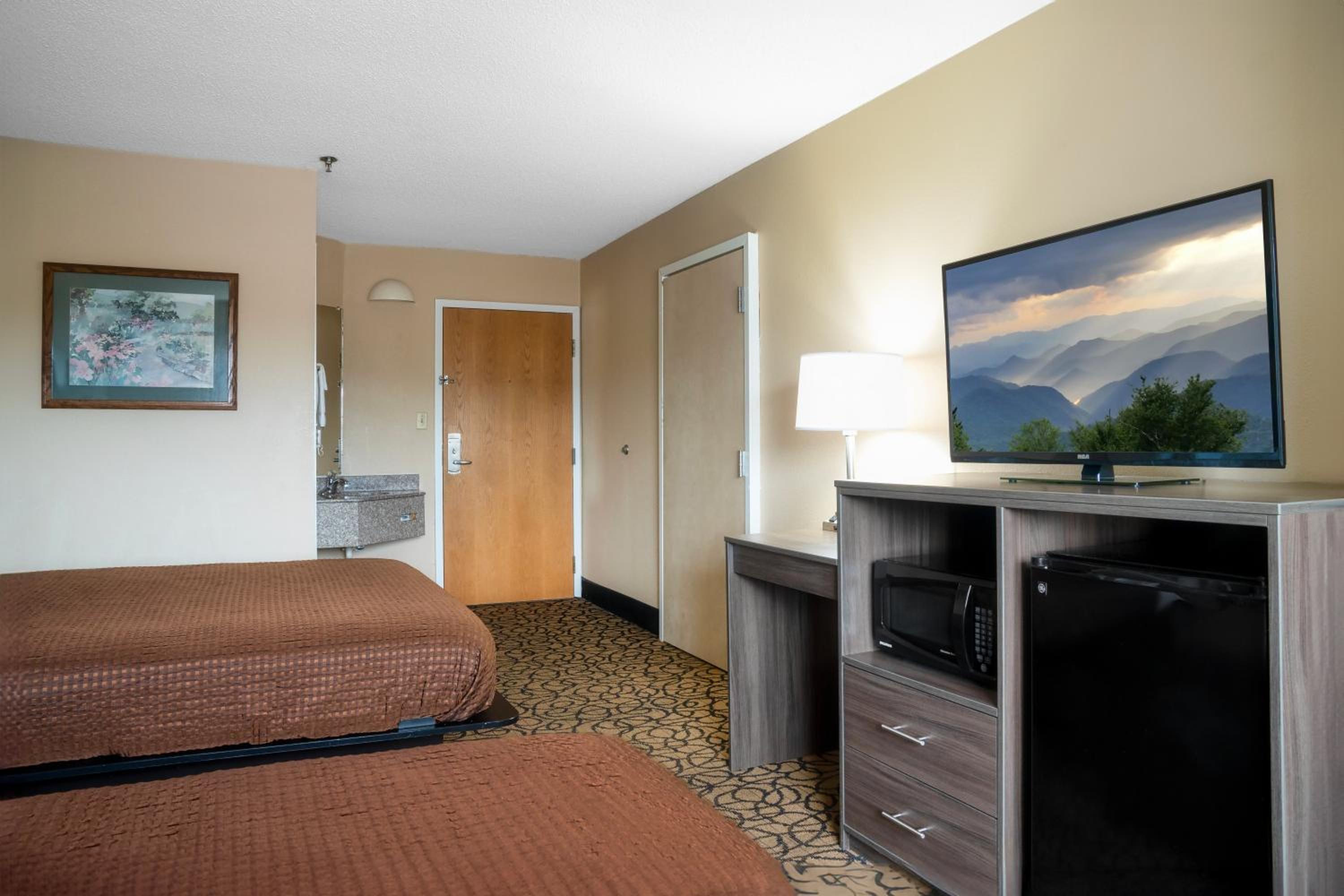 Queen Room with Two Queen Beds - Photo 3