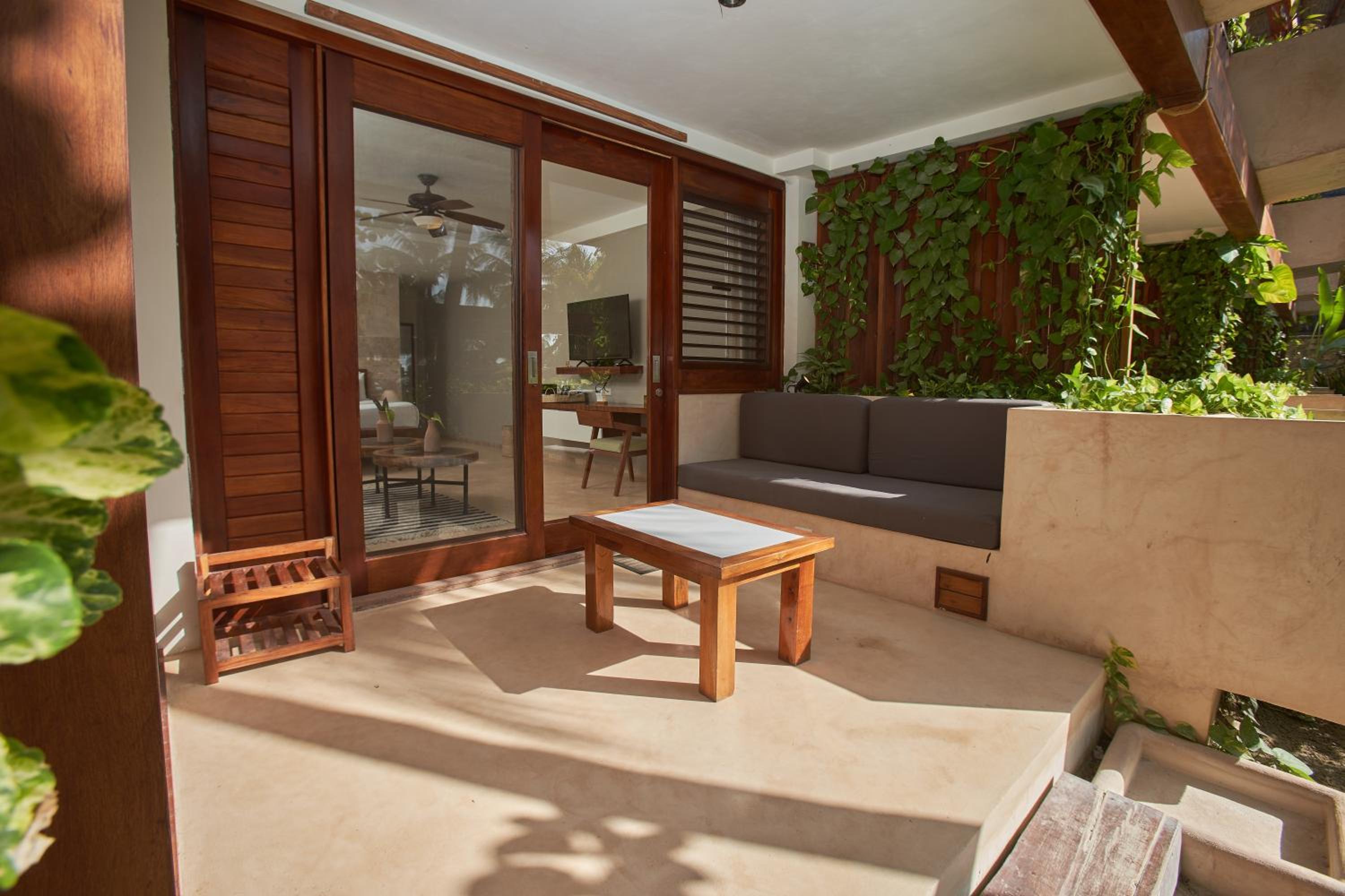 King Suite with Pool View - Photo 2