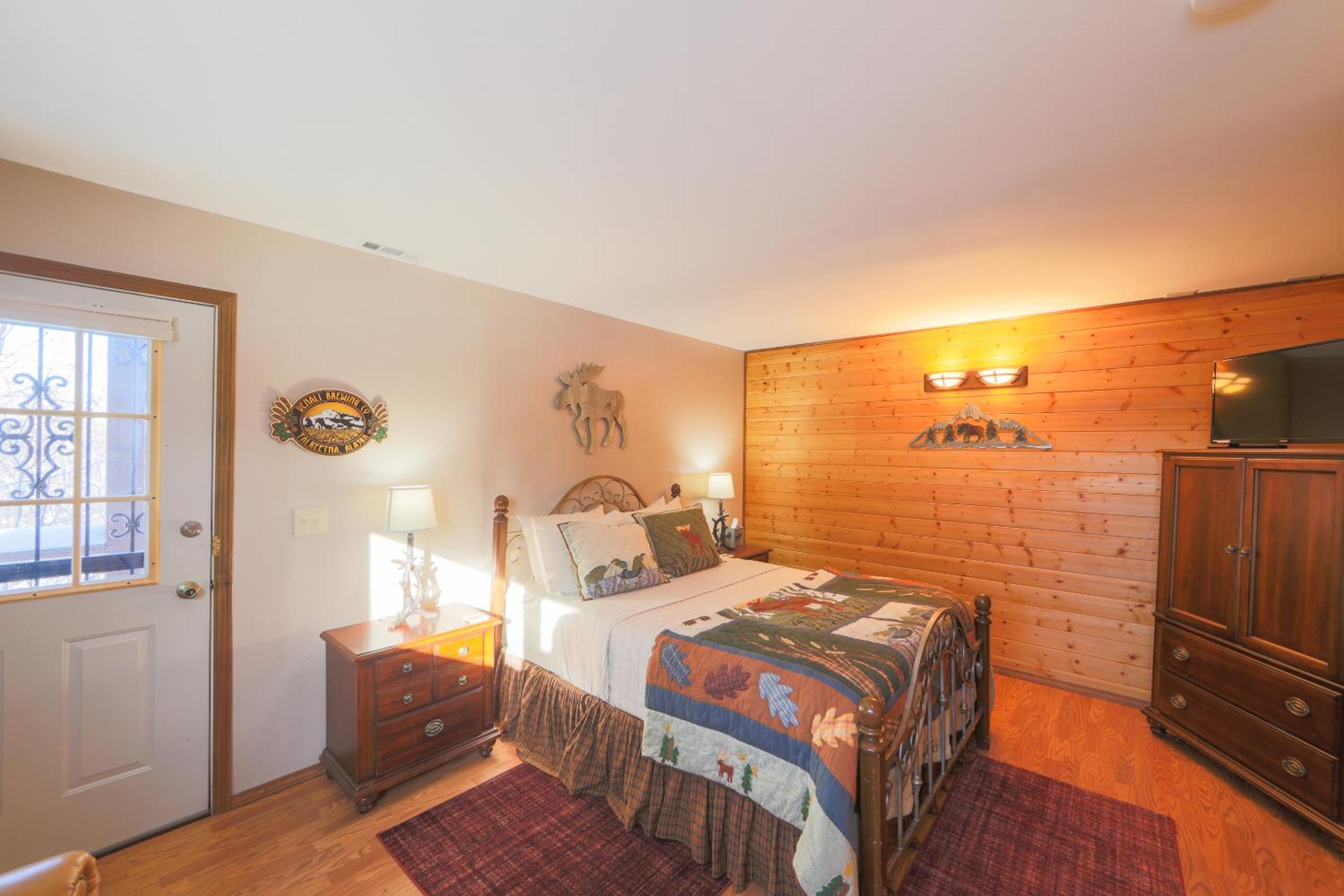 Queen Room photo 2