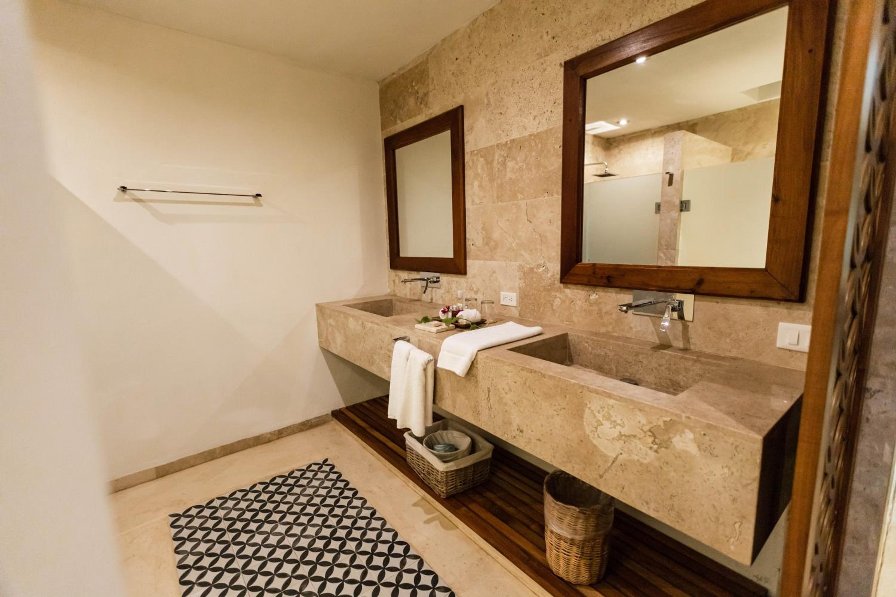 Superior King Suite - Photo 2
