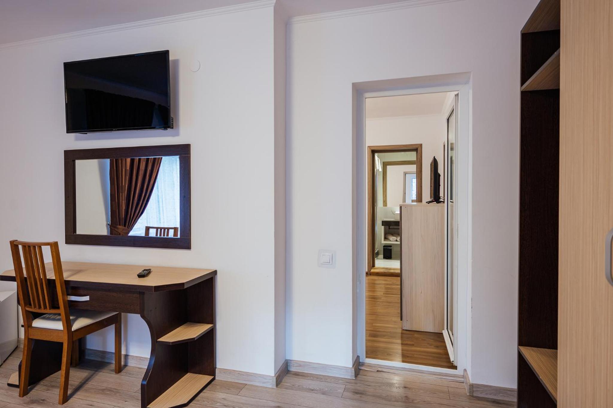 Family Suite with Balcony - Photo 6