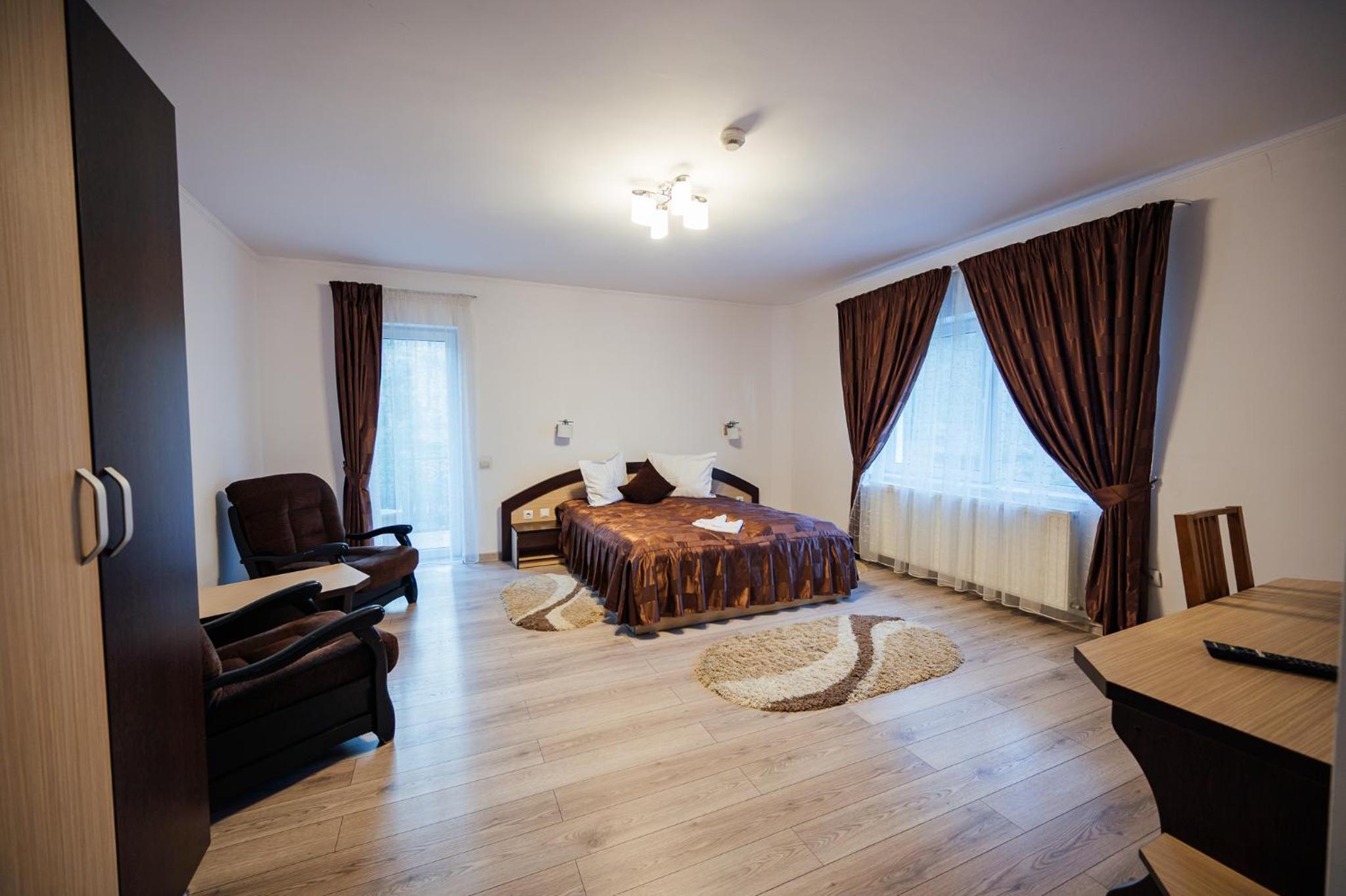 Family Suite with Balcony - Photo 2