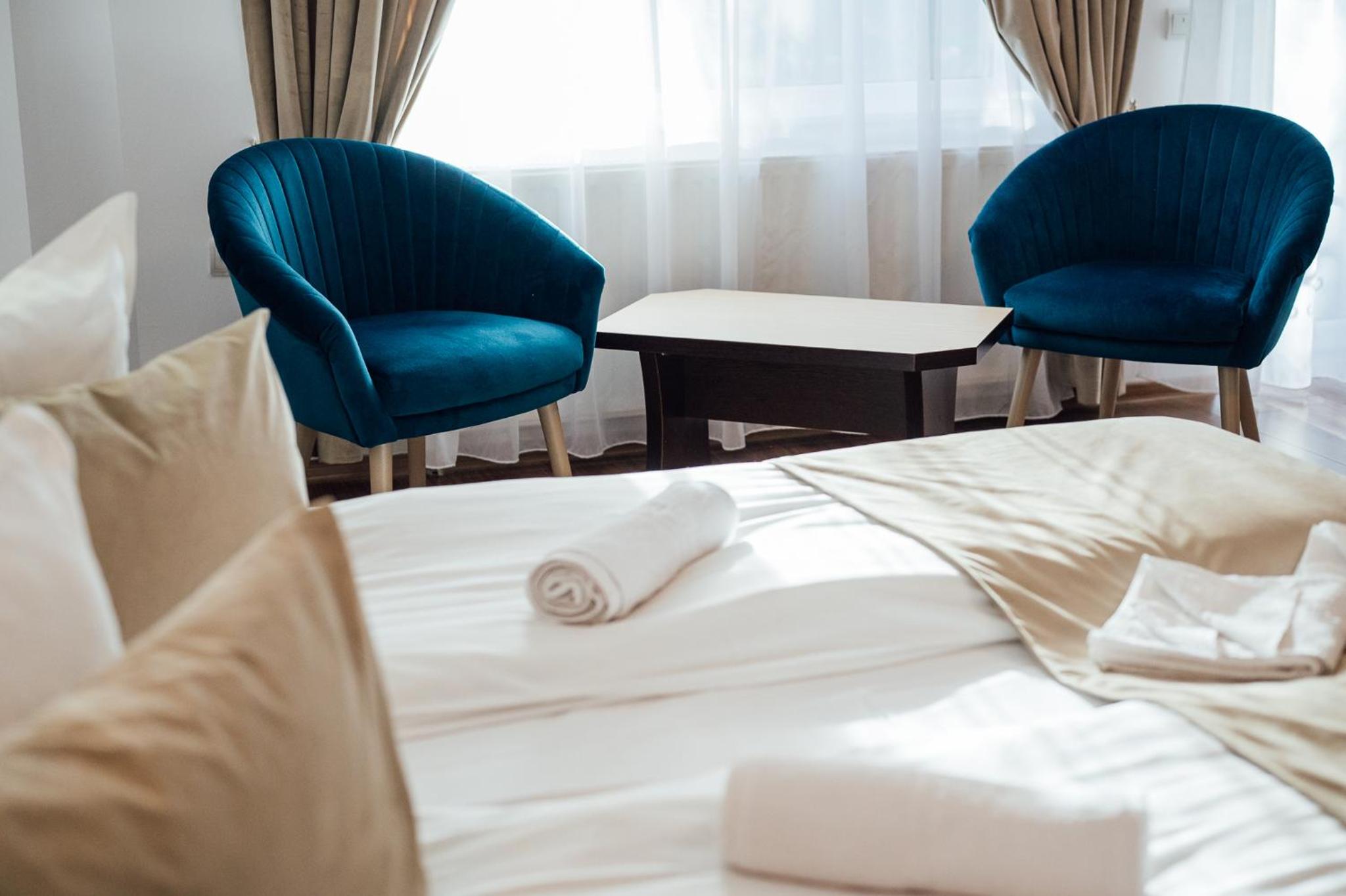 Family Suite with Balcony - Photo 7